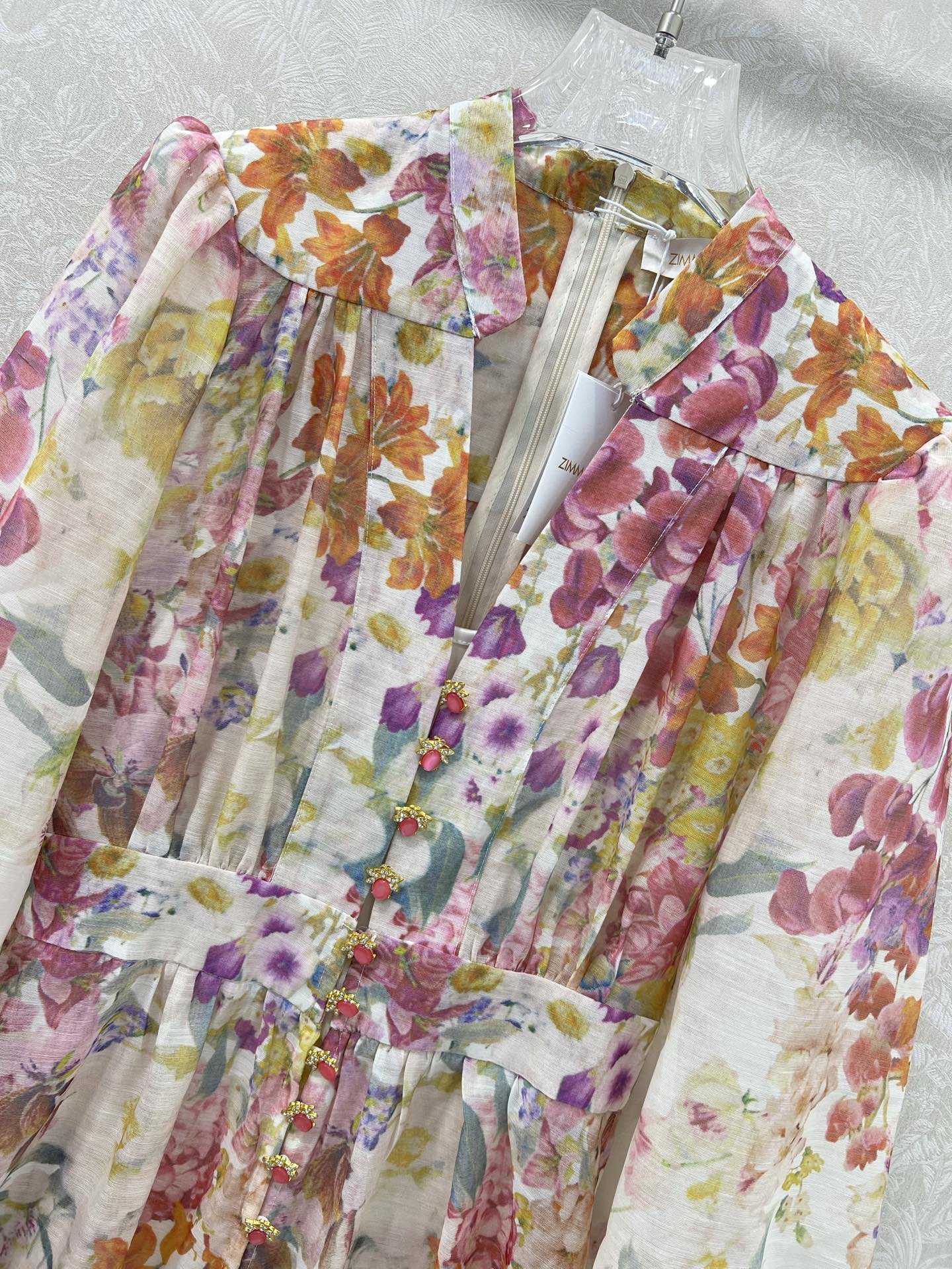 🔥🔥Zimmerman*兹/默曼 25新款v领定位花卉图案连衣裙👗，选用纯棉混纺面料制成，繁花簇锦的花色