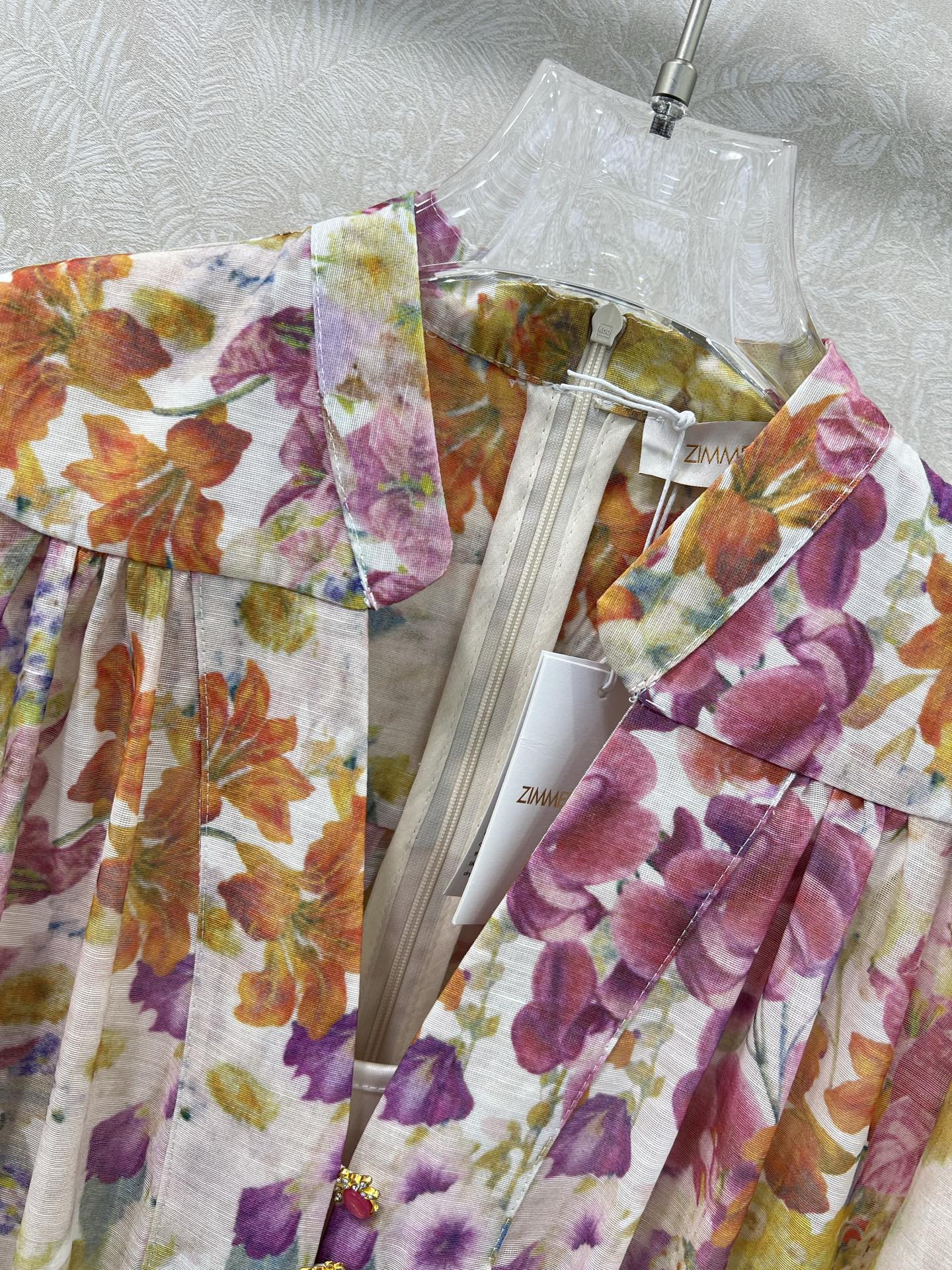 🔥🔥Zimmerman*兹/默曼 25新款v领定位花卉图案连衣裙👗，选用纯棉混纺面料制成，繁花簇锦的花色