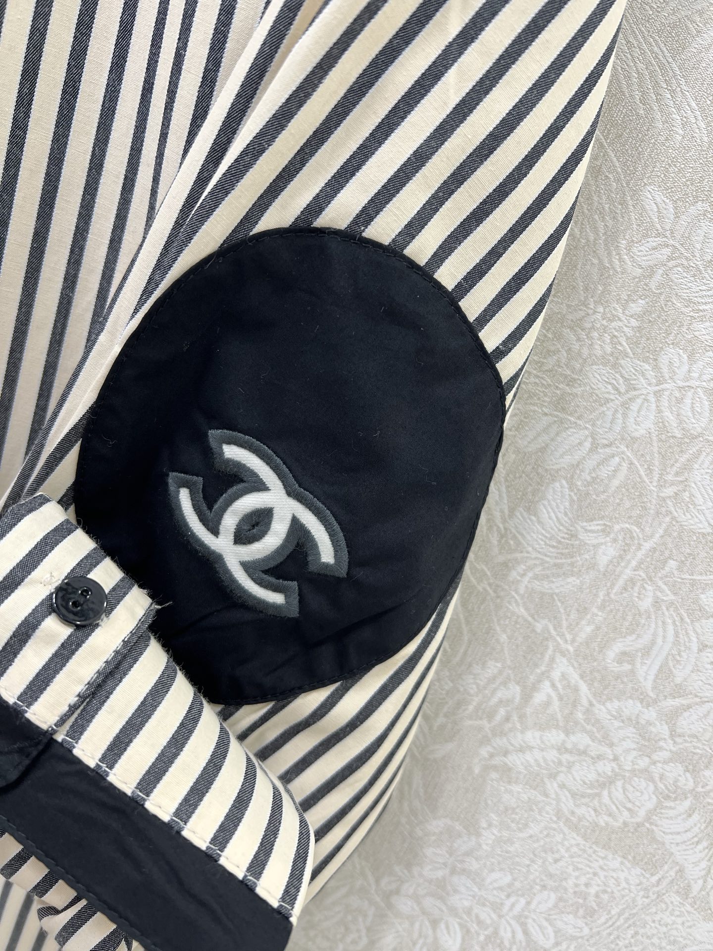 🔥🔥Chane*l小香25新款中古风条纹衬衣 没有什么理由可以拒绝它 可A可乖的风格，袖处双clogo装