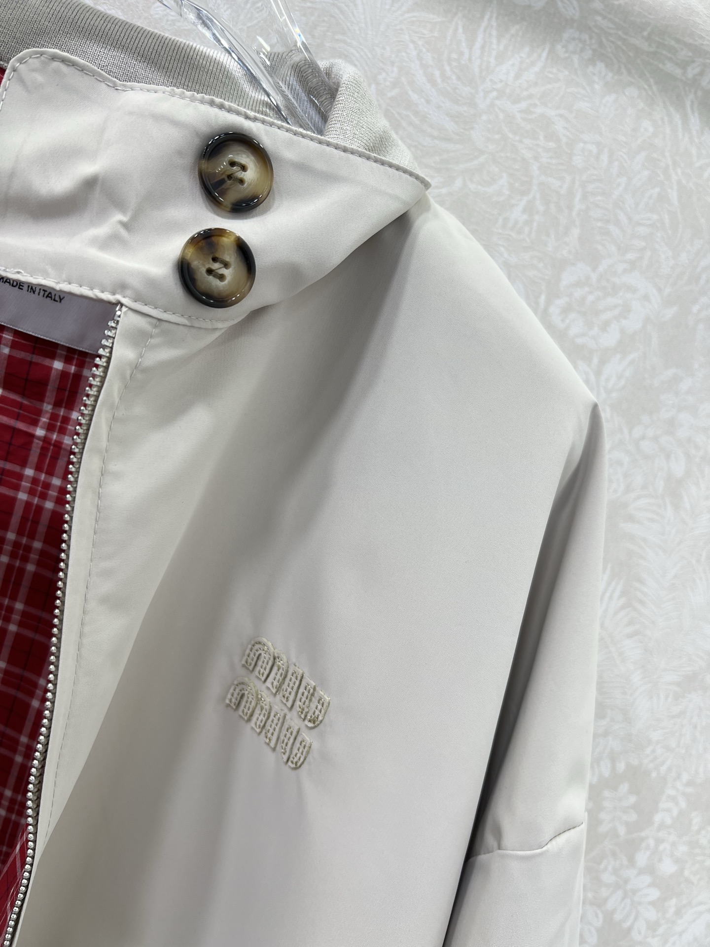 🔥🔥miumi*25新款夹克外套！超美腻的红格纹内衬 拉链飞行夹克版型 落肩翻领宽松设计 适配秋冬美拉德