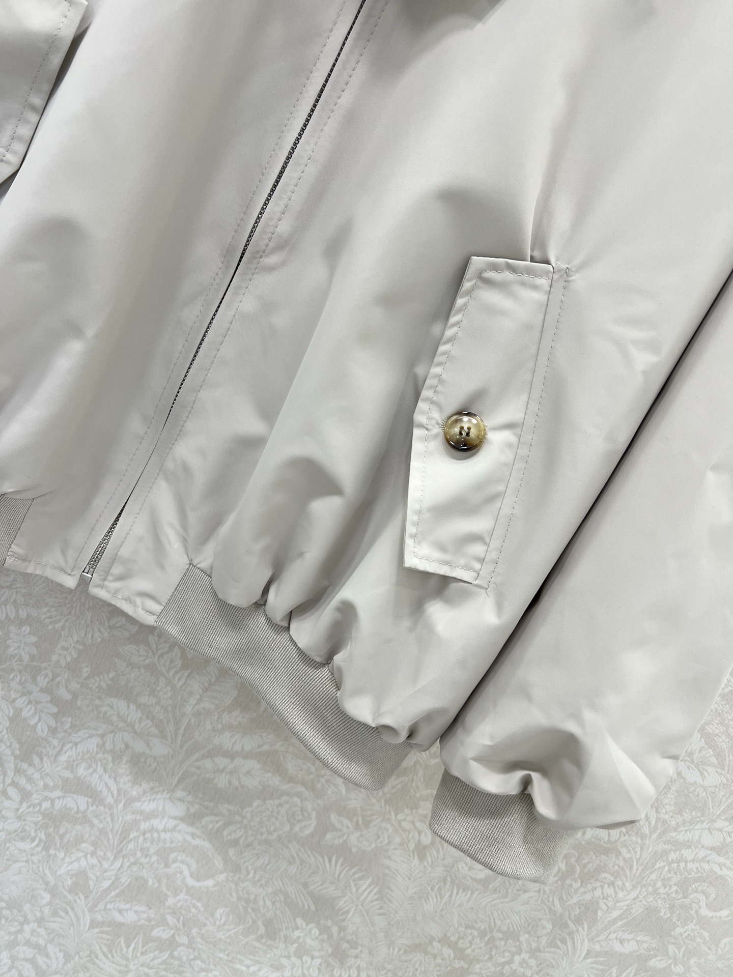 🔥🔥miumi*25新款夹克外套！超美腻的红格纹内衬 拉链飞行夹克版型 落肩翻领宽松设计 适配秋冬美拉德