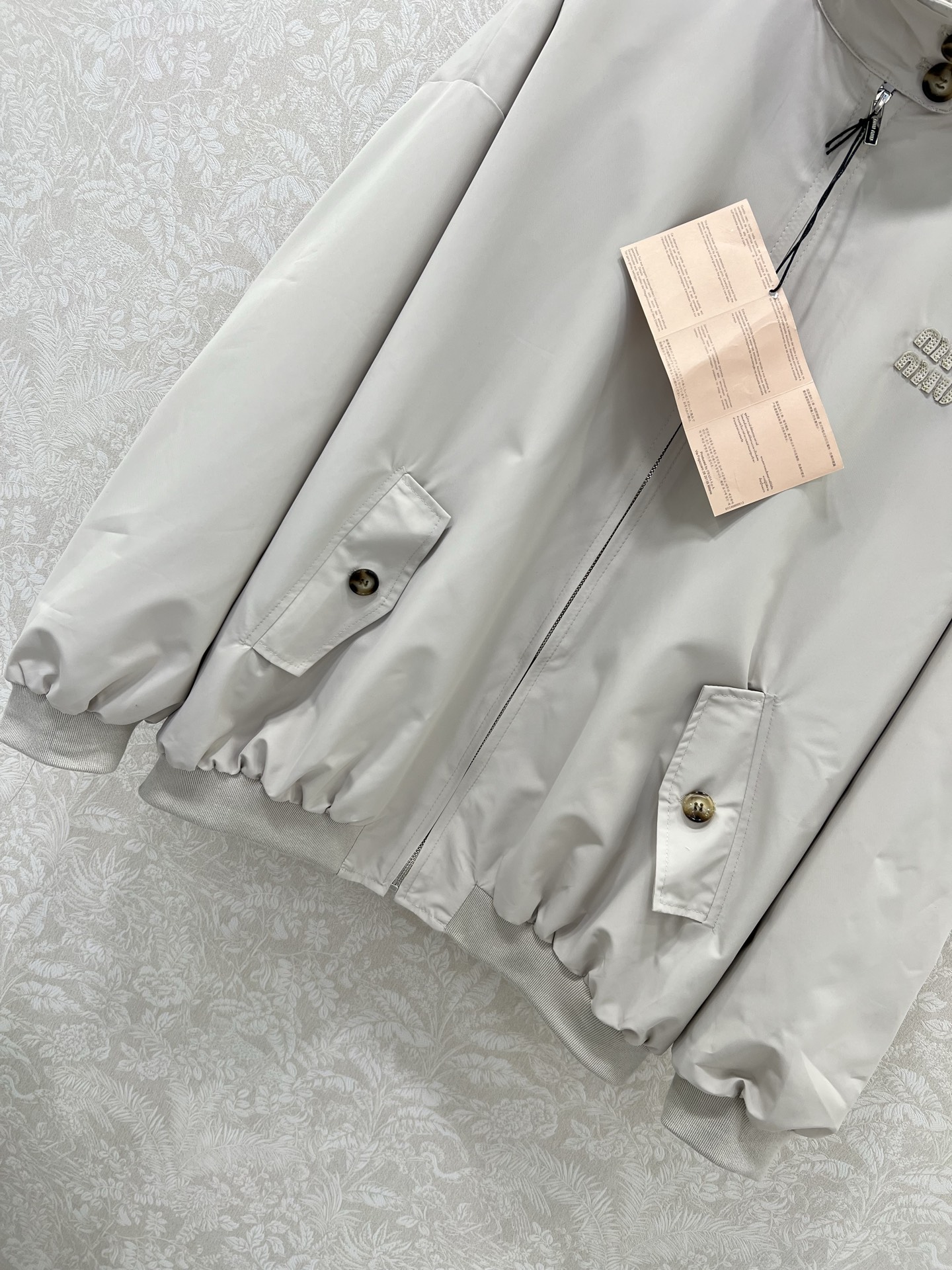 🔥🔥miumi*25新款夹克外套！超美腻的红格纹内衬 拉链飞行夹克版型 落肩翻领宽松设计 适配秋冬美拉德