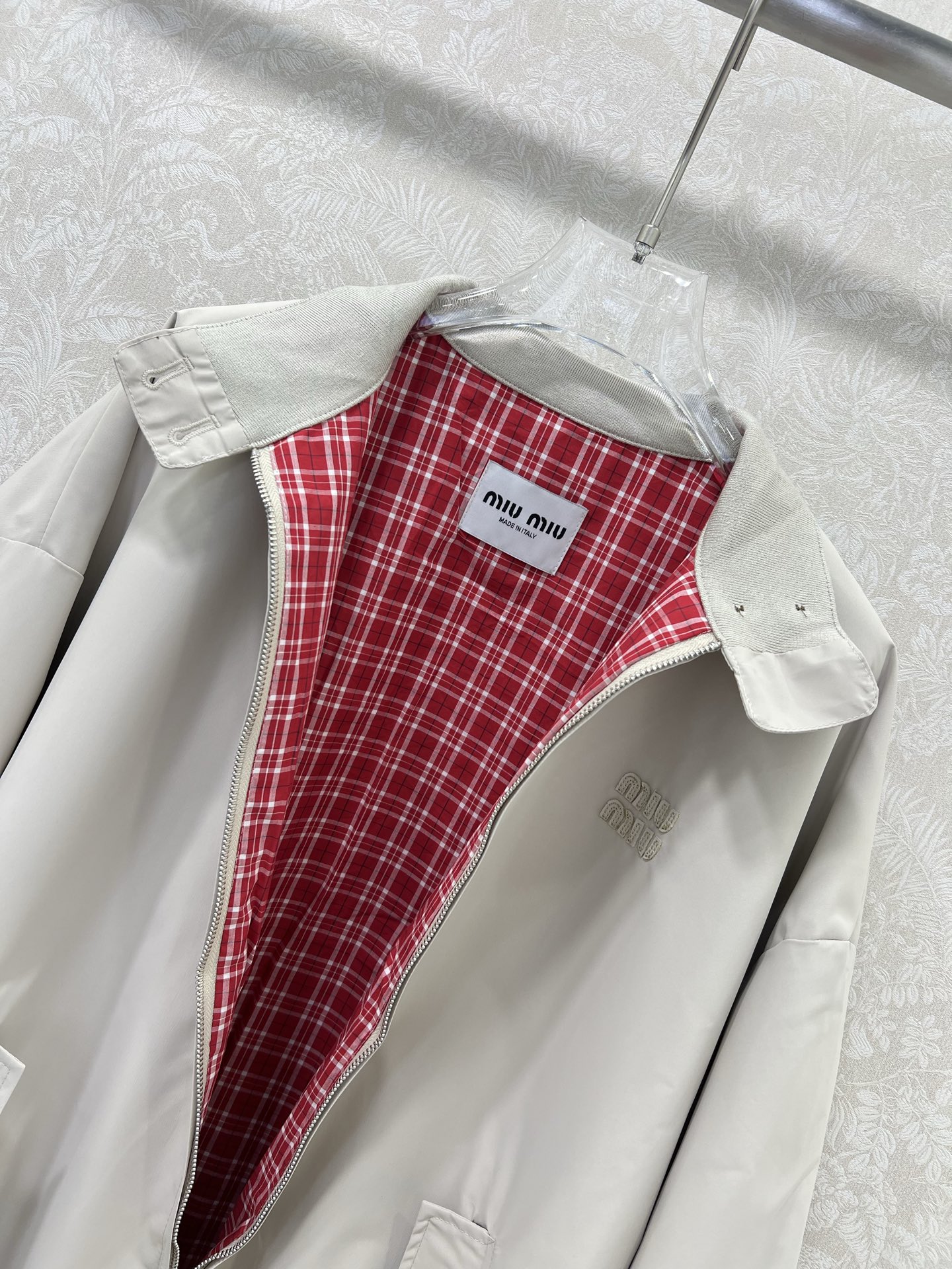 🔥🔥miumi*25新款夹克外套！超美腻的红格纹内衬 拉链飞行夹克版型 落肩翻领宽松设计 适配秋冬美拉德