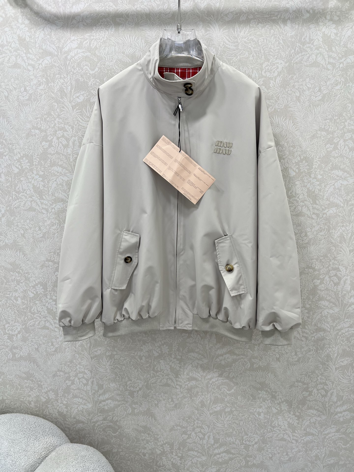 🔥🔥miumi*25新款夹克外套！超美腻的红格纹内衬 拉链飞行夹克版型 落肩翻领宽松设计 适配秋冬美拉德