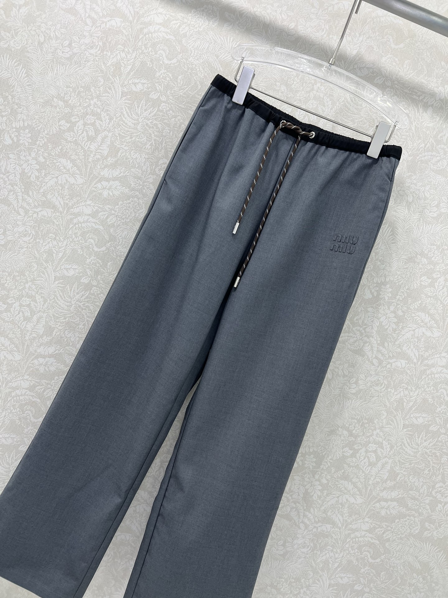 🔥🔥 miumi* 25新款腰头撞色阔腿裤 简约风气质阔腿休闲西裤 腰头抽绳 侧边Logo点缀  舒适感