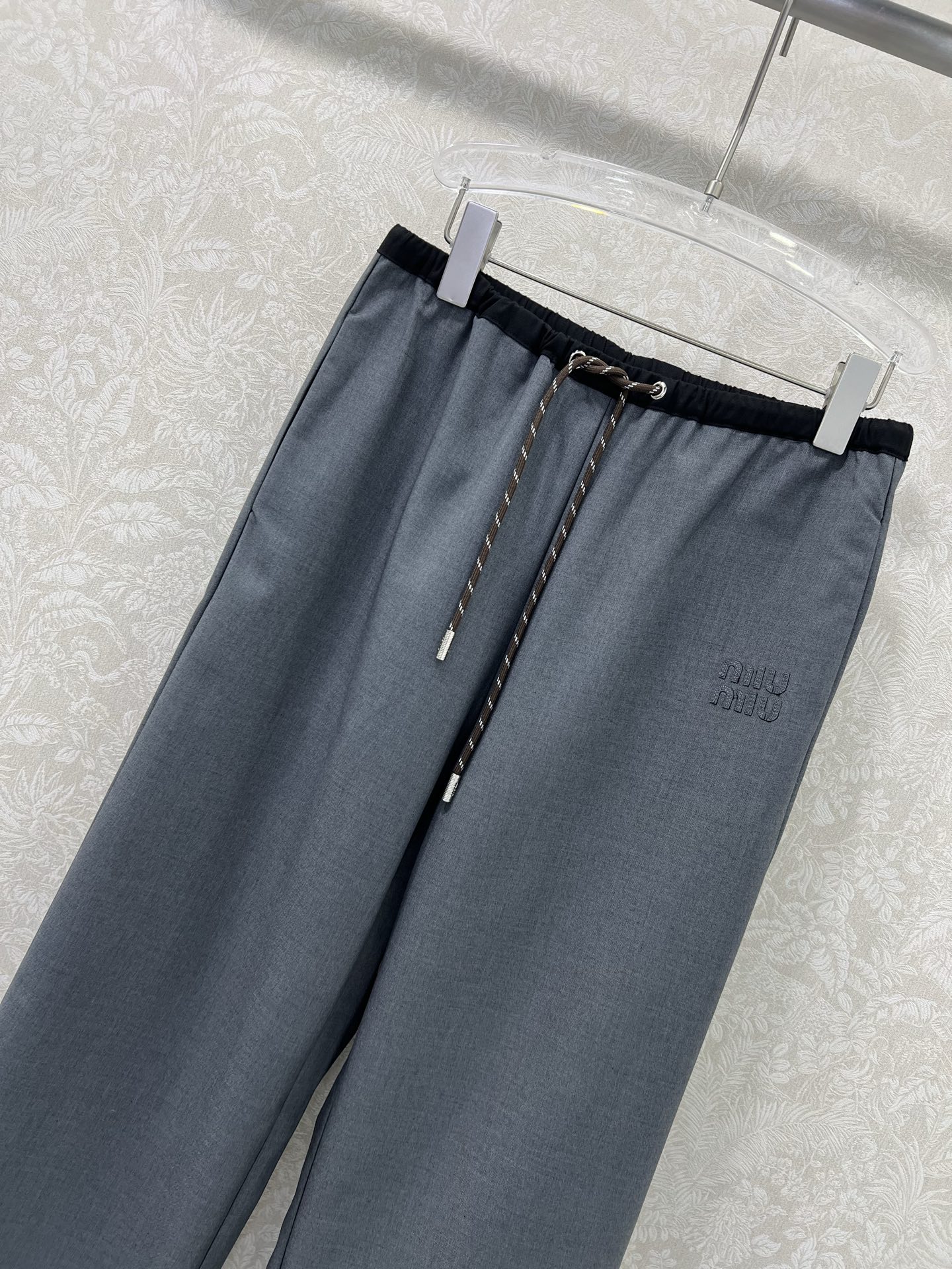 🔥🔥 miumi* 25新款腰头撞色阔腿裤 简约风气质阔腿休闲西裤 腰头抽绳 侧边Logo点缀  舒适感