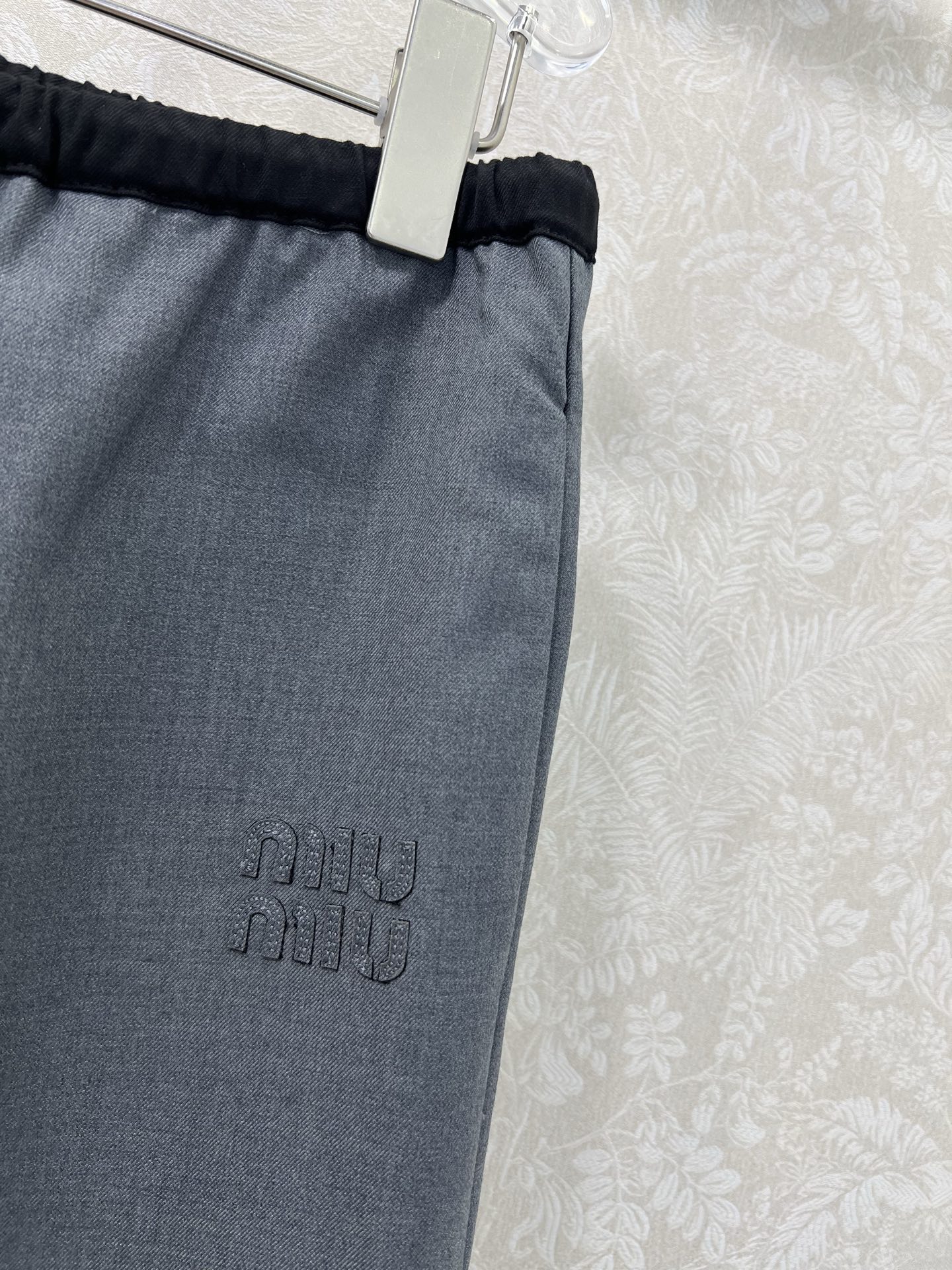 🔥🔥 miumi* 25新款腰头撞色阔腿裤 简约风气质阔腿休闲西裤 腰头抽绳 侧边Logo点缀  舒适感