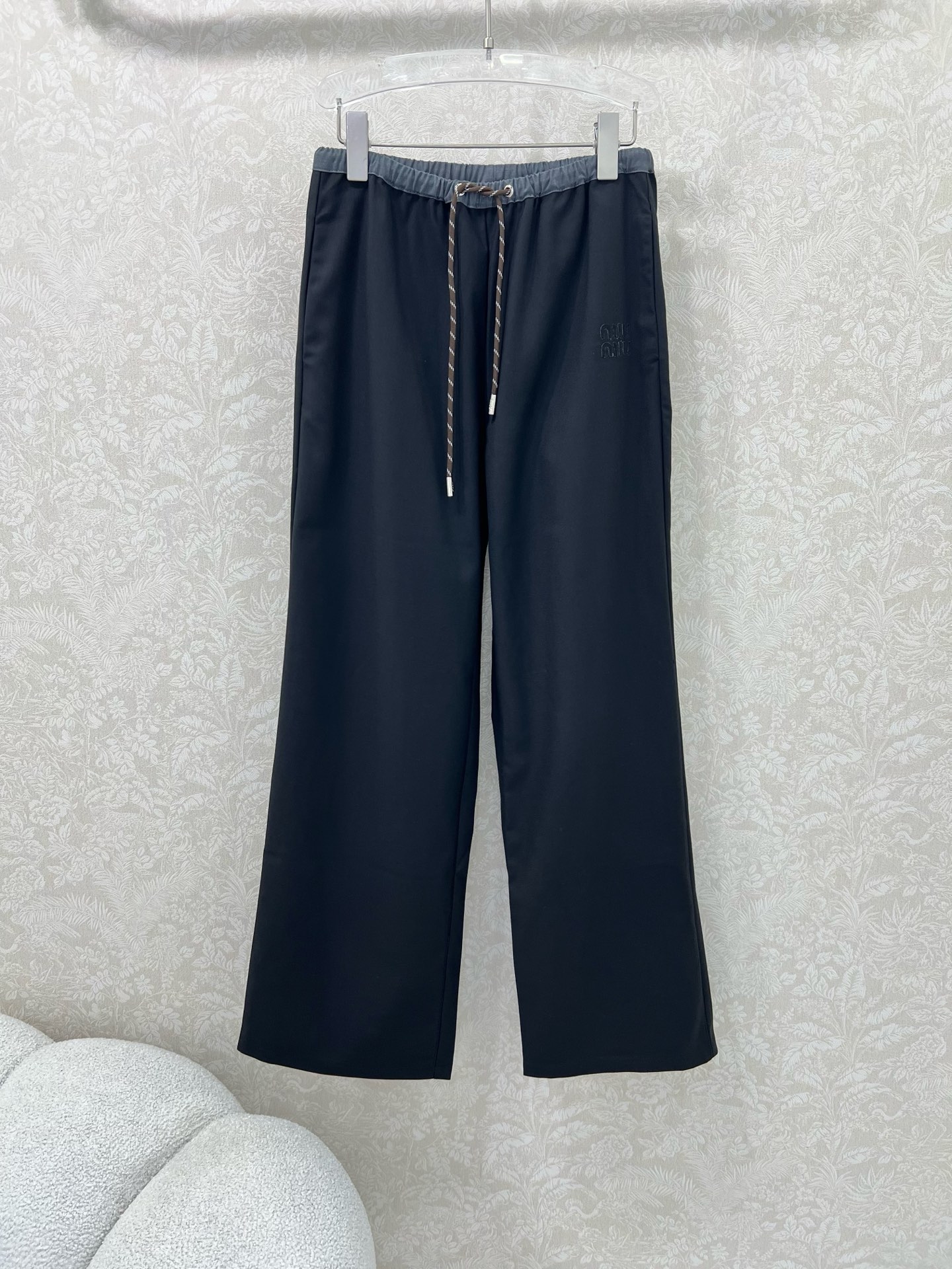 🔥🔥 miumi* 25新款腰头撞色阔腿裤 简约风气质阔腿休闲西裤 腰头抽绳 侧边Logo点缀  舒适感