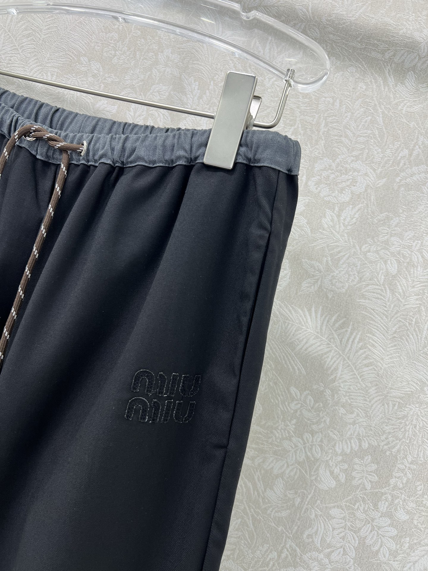 🔥🔥 miumi* 25新款腰头撞色阔腿裤 简约风气质阔腿休闲西裤 腰头抽绳 侧边Logo点缀  舒适感