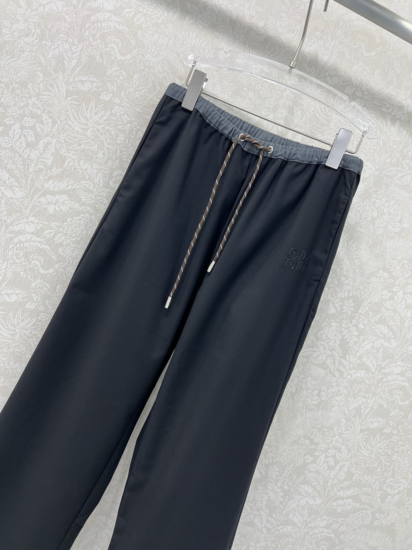 🔥🔥 miumi* 25新款腰头撞色阔腿裤 简约风气质阔腿休闲西裤 腰头抽绳 侧边Logo点缀  舒适感