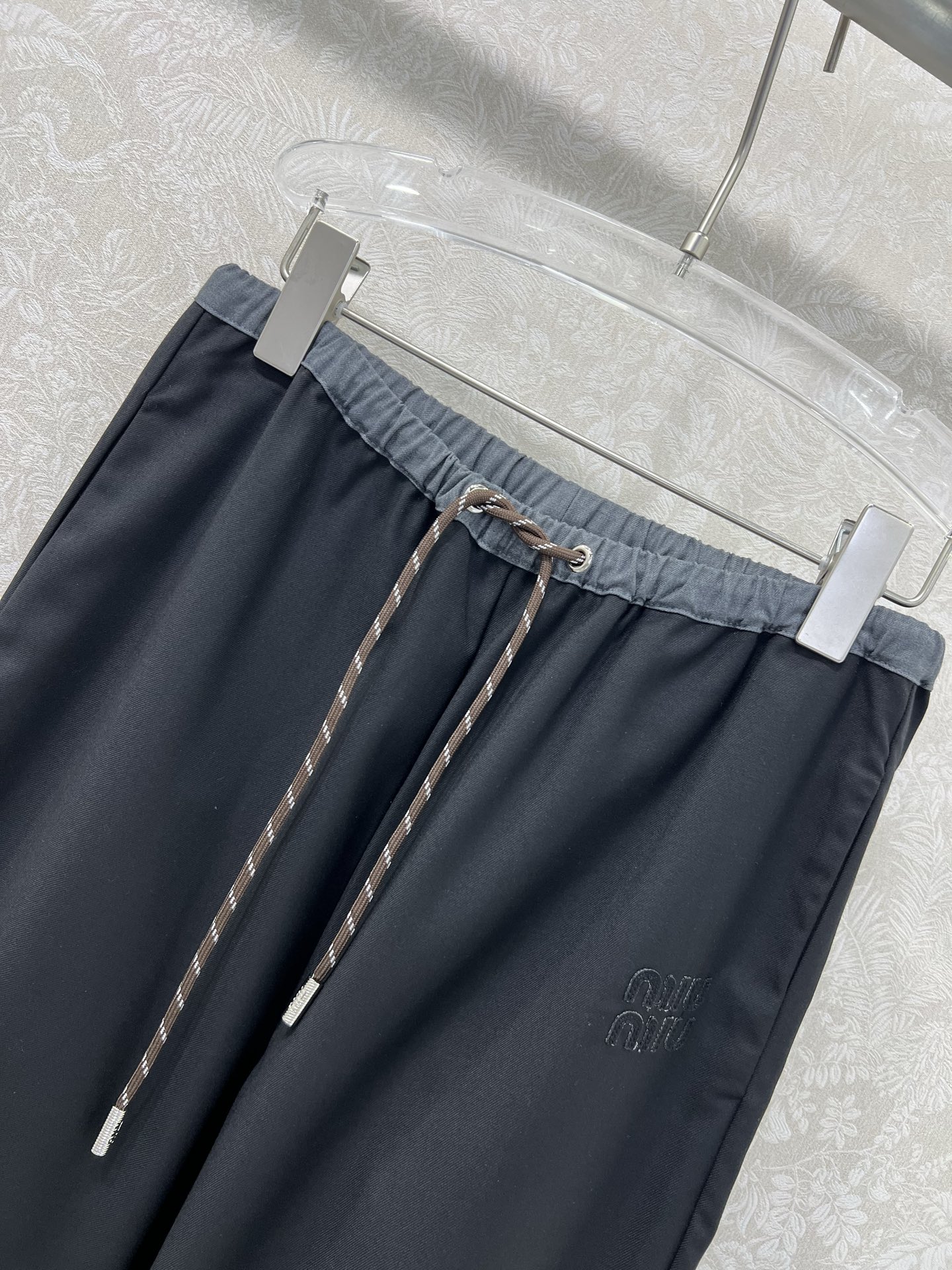 🔥🔥 miumi* 25新款腰头撞色阔腿裤 简约风气质阔腿休闲西裤 腰头抽绳 侧边Logo点缀  舒适感