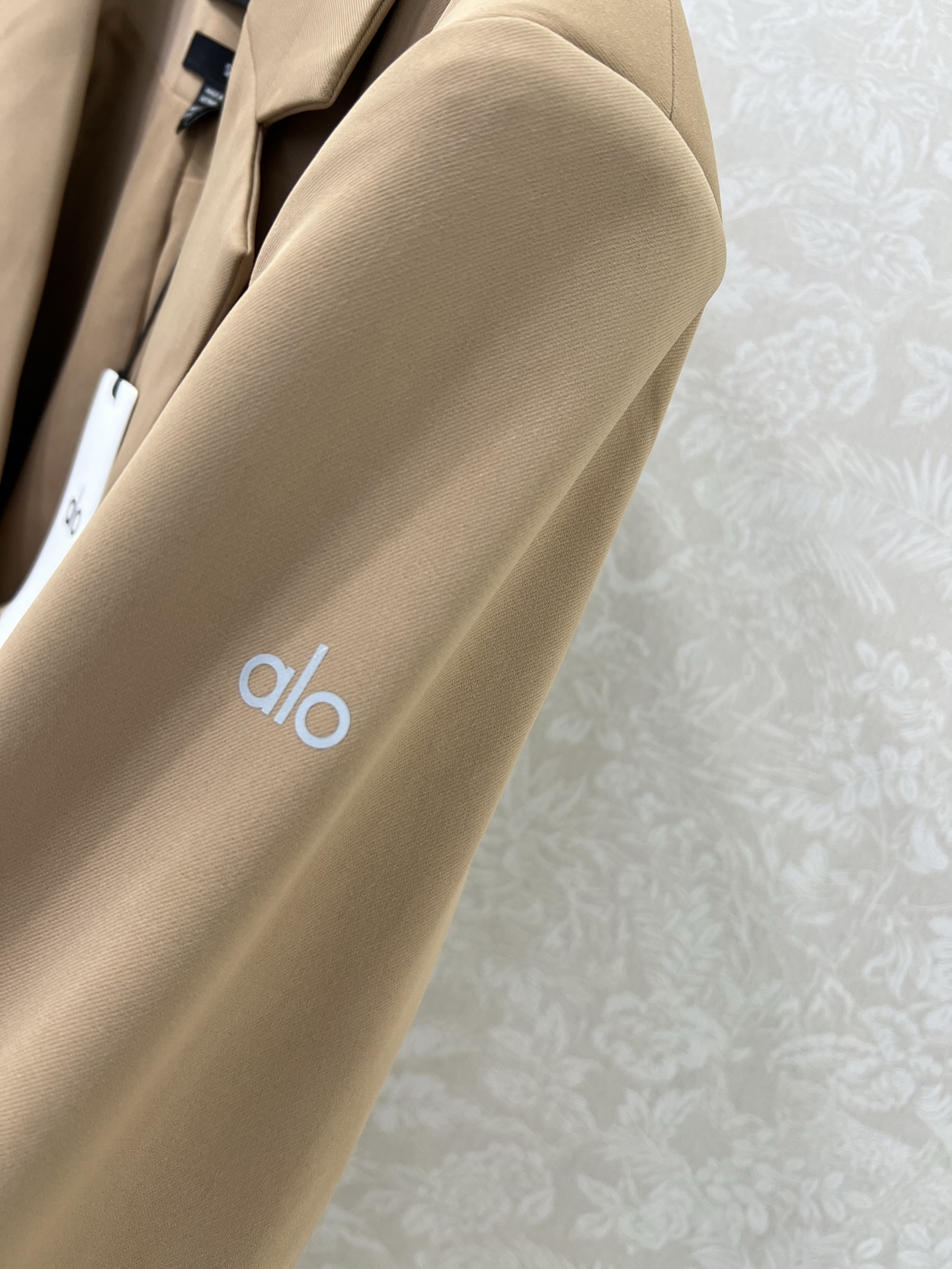 🔥🔥alo*25新款西装外套 西服面料挺度质感都在线 韩版宽松版型 袖臂alo反光logo 细节都到位 