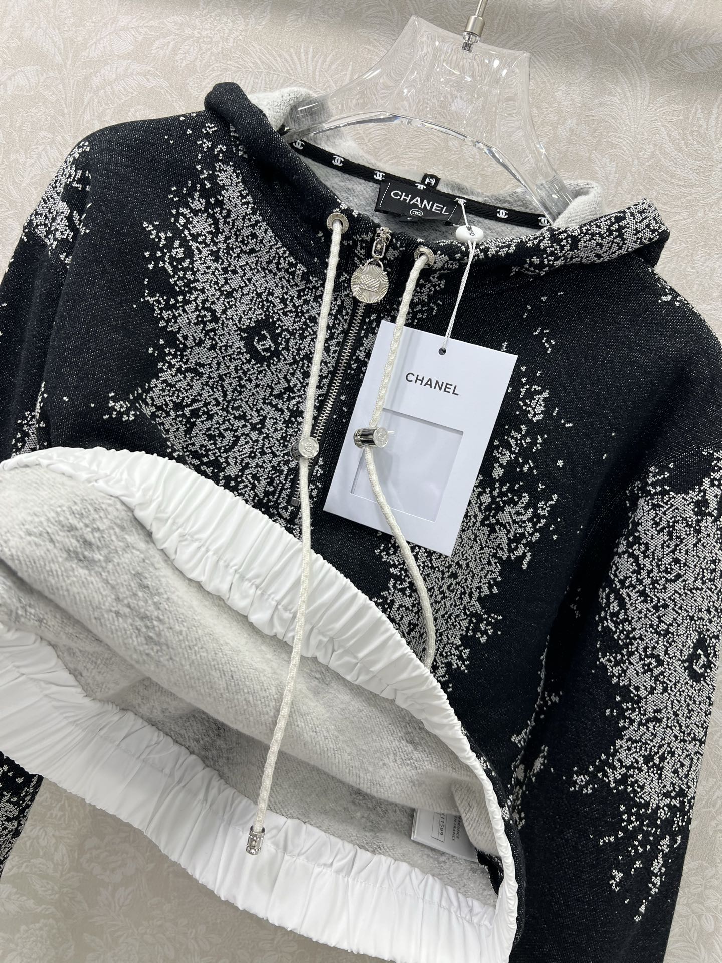 🔥🔥Chan*l 25新款烟花提花短款卫衣！定制提花纯棉加绒卫衣面料，yb开发定制，很重工！以经典黑色为