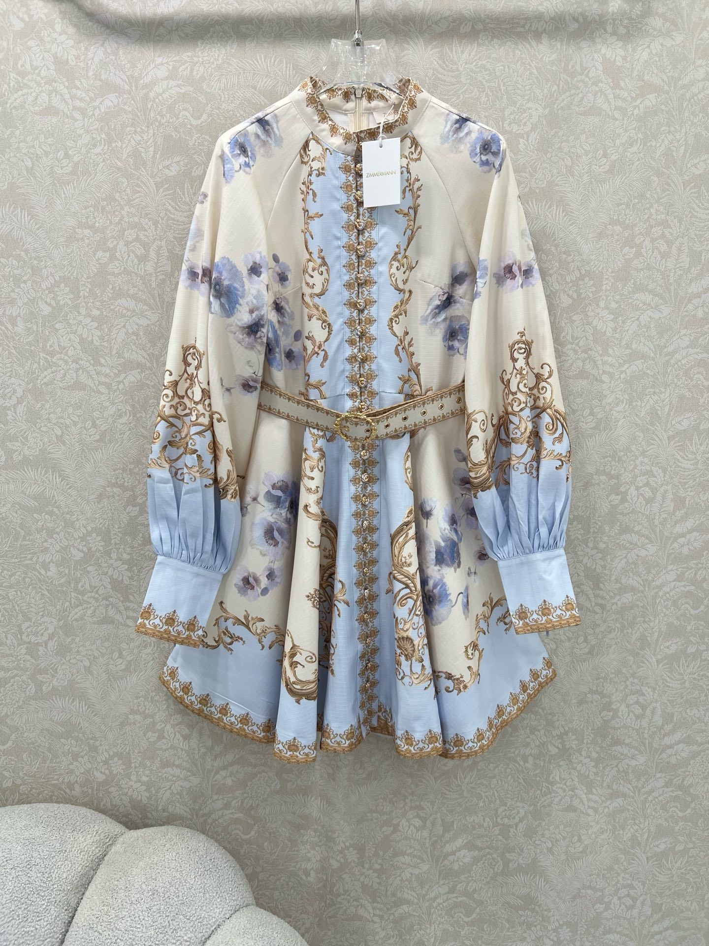 NO:639271,Zimmerman*/Merman 25 new palace flower bauhinia series is new at the same time ~ short dress, small stand-up collar and lantern sleeve design, custom-made multi-treasure pattern hardware on the front, super eye-catching and eye-catching. The cuff zipper tightens into puff sleeves. Original fabric color belt is delivered. The skirt is oversized and the materials are full of sincerity. Super invincible fairy style. Heavy work details, perfect replica of the counter style. Full of high-end, super correct version.  Show off your temperament with any casual look, short style, 1 color, 4 sizes, SMLXLB, Zimmerman-clothing, skirts, alexander wang19860909Zimmerman*兹/默曼 25新款宫廷花紫荆花系列 同步上新啦~短款连衣裙 小立领和灯笼袖设计 前襟定制多宝花样五金 超吸睛让人眼前一亮 袖口拉链收紧变成泡泡袖 配送本布色系腰带 裙身超大摆用料诚意满满 超无敌仙女款 重工细节,完美复刻专柜款 高级感满满,版型超正 随意一搭都显气质 短款 1色4码SMLXLB,兹默曼-服装,skirts,alexander wang,Women's clothing