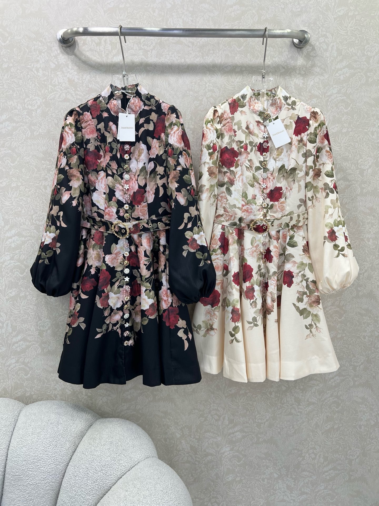 🔥🔥Zimmerman*兹/默曼 25新款玫瑰花系列 短款连衣裙 小立领和灯笼袖设计 前襟定制多宝花样五