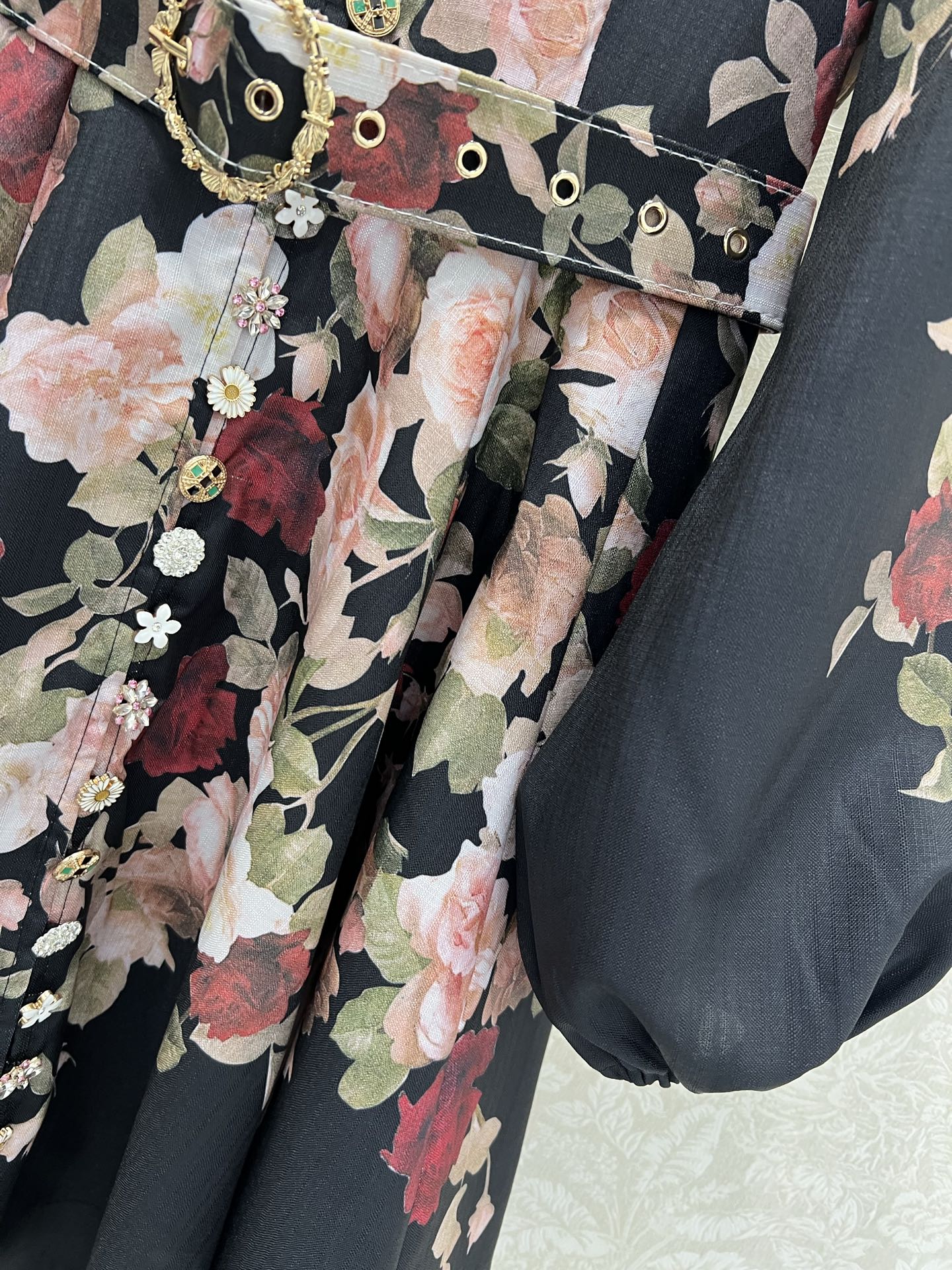 🔥🔥Zimmerman*兹/默曼 25新款玫瑰花系列 短款连衣裙 小立领和灯笼袖设计 前襟定制多宝花样五