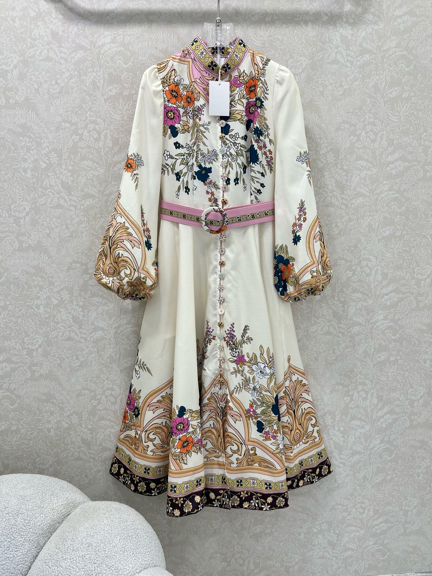 NO:639285,Zimmerman*/Zimmerman 25 new positioning print series is now available ~ long dress, small stand-up collar and lantern sleeve design, custom-made Duobao pattern hardware on the front, super eye-catching and eye-catching. The cuffs are tightened into puff sleeves. Original fabric color belt is included. The skirt is oversized and full of sincerity. Super invincible fairy style. Heavy work details, perfect replica of the counter style. Full of high-end, super correct version. It shows your temperament in any casual match. Long style  1 color 4 codes SMLXLB, Zimmerman-clothing, skirts, alexander wang19860909Zimmerman*兹/默曼 25新款定位印花系列 同步上新啦~长款连衣裙 小立领和灯笼袖设计 前襟定制多宝花样五金 超吸睛让人眼前一亮 袖口收紧变成泡泡袖 配送本布色系腰带 裙身超大摆用料诚意满满 超无敌仙女款 重工细节,完美复刻专柜款 高级感满满,版型超正 随意一搭都显气质 长款 1色4码SMLXLB,兹默曼-服装,skirts,alexander wang,Women's clothing