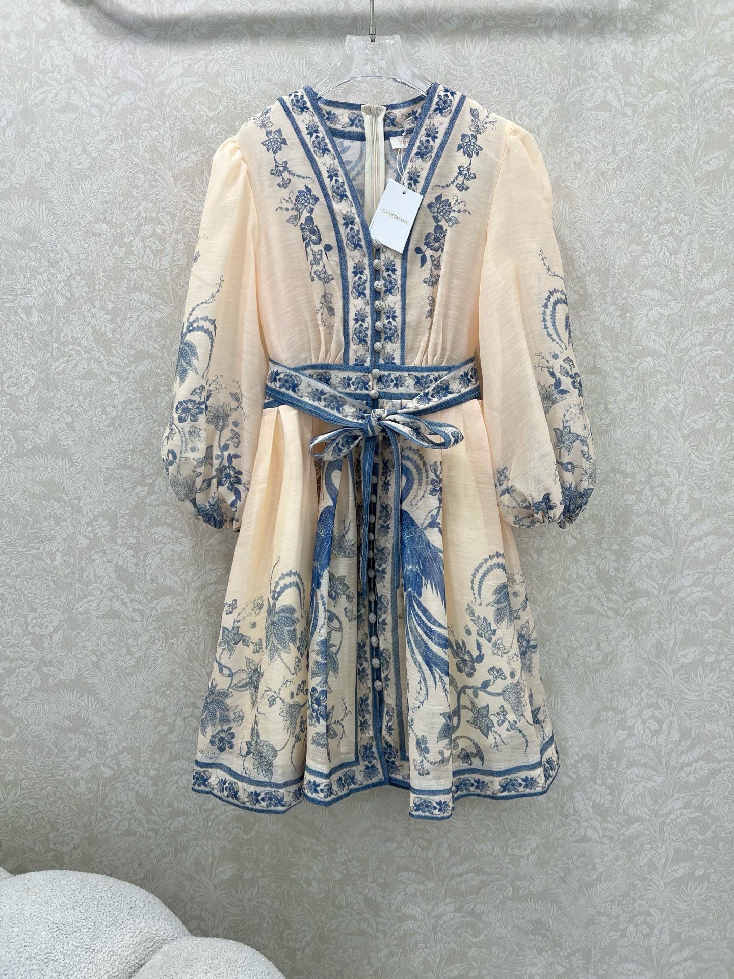 NO:639243,New short blue Zimmerman* 25 new dress V-neck puff sleeves princess sleeve design with customized belt Herringbone support at the waist for a more slim and three-dimensional fit Tailored for a good figure Full of flowers all over the body for a luxurious and high-end feel 2 colors and 4 sizes SML XLB, Zimmerman-clothing, skirts, alexander wang19860909新出短款蓝色 Zimmerman*兹/默曼 25新款连衣裙 V领蓬蓬泡泡袖公主袖设计 搭配定制腰带 腰部鱼骨撑 更加修身立体 剪裁好身材 通体花卉满满的奢靡高级感 2色4码SML XLB,兹默曼-服装,skirts,alexander wang,Women's clothing