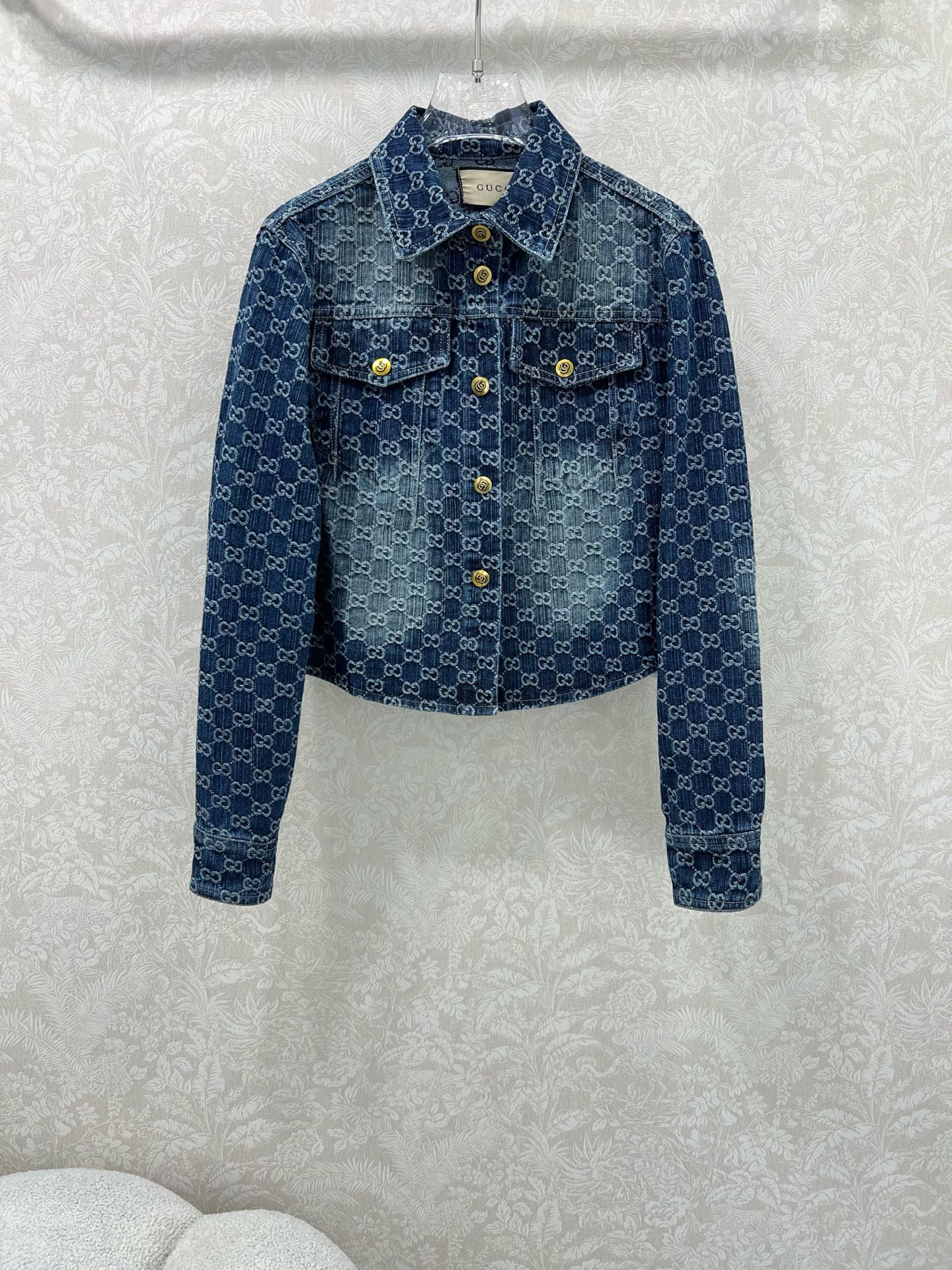  🔥🔥GUCC*25新款复古洗水牛仔外套！经典翻领微收腰版型小短款渐变色设计版型时髦又高级！原版开膜定制