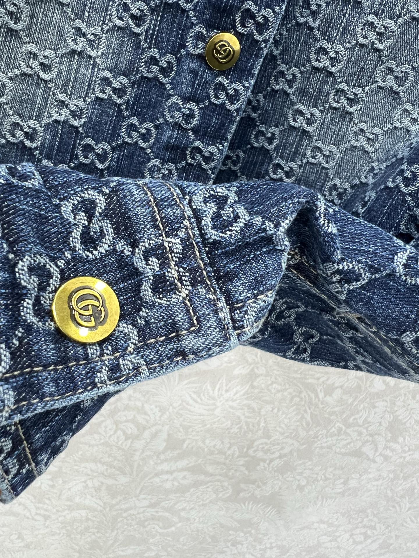  🔥🔥GUCC*25新款复古洗水牛仔外套！经典翻领微收腰版型小短款渐变色设计版型时髦又高级！原版开膜定制