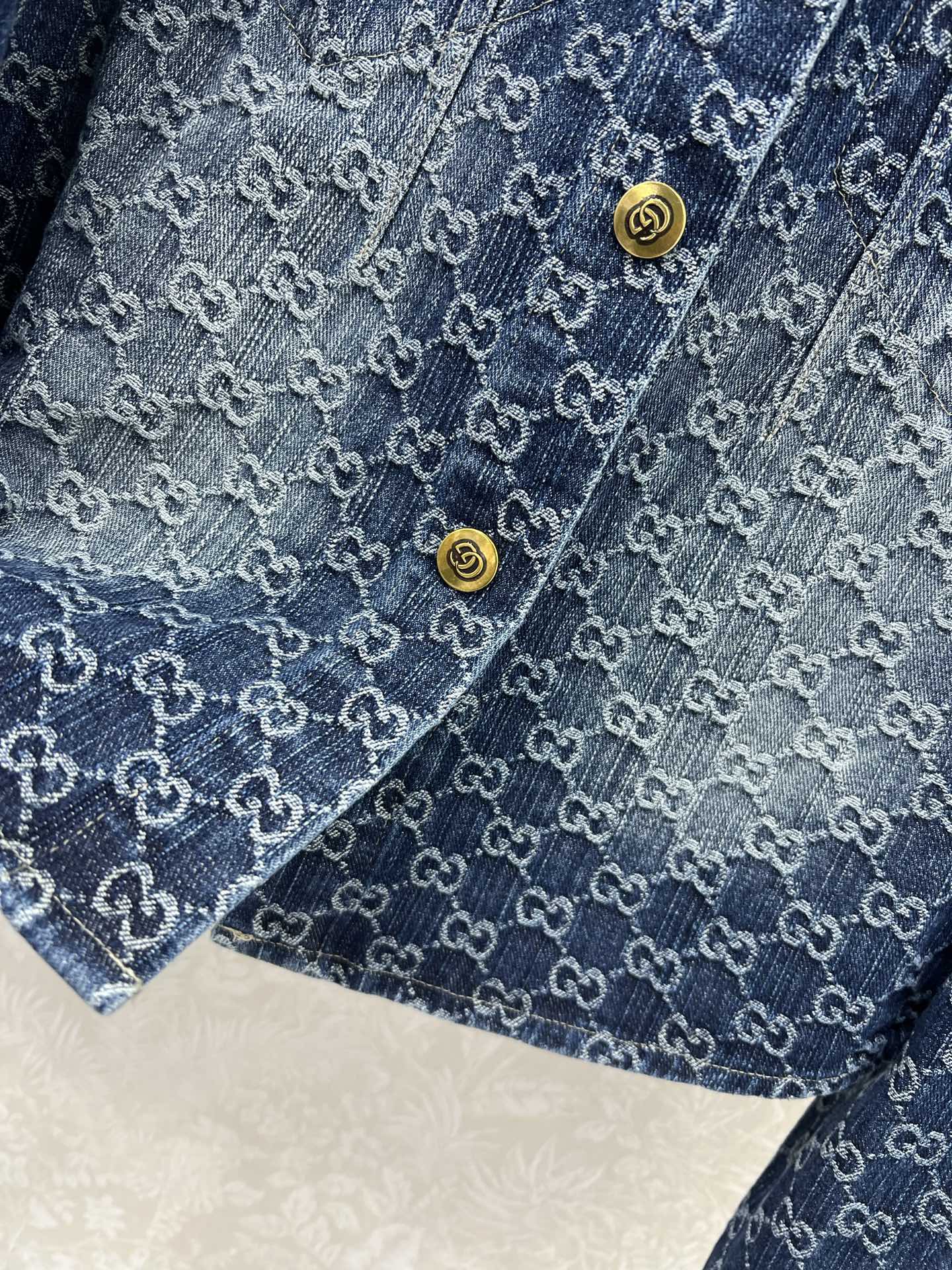  🔥🔥GUCC*25新款复古洗水牛仔外套！经典翻领微收腰版型小短款渐变色设计版型时髦又高级！原版开膜定制