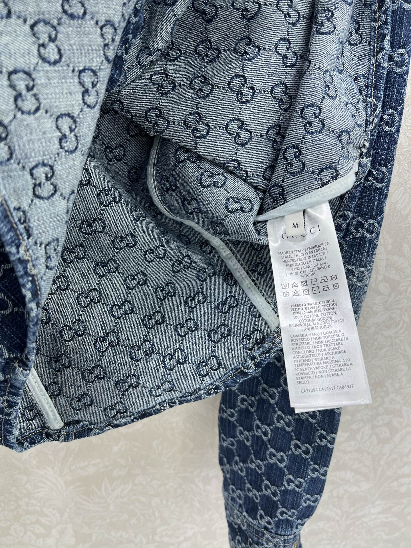  🔥🔥GUCC*25新款复古洗水牛仔外套！经典翻领微收腰版型小短款渐变色设计版型时髦又高级！原版开膜定制