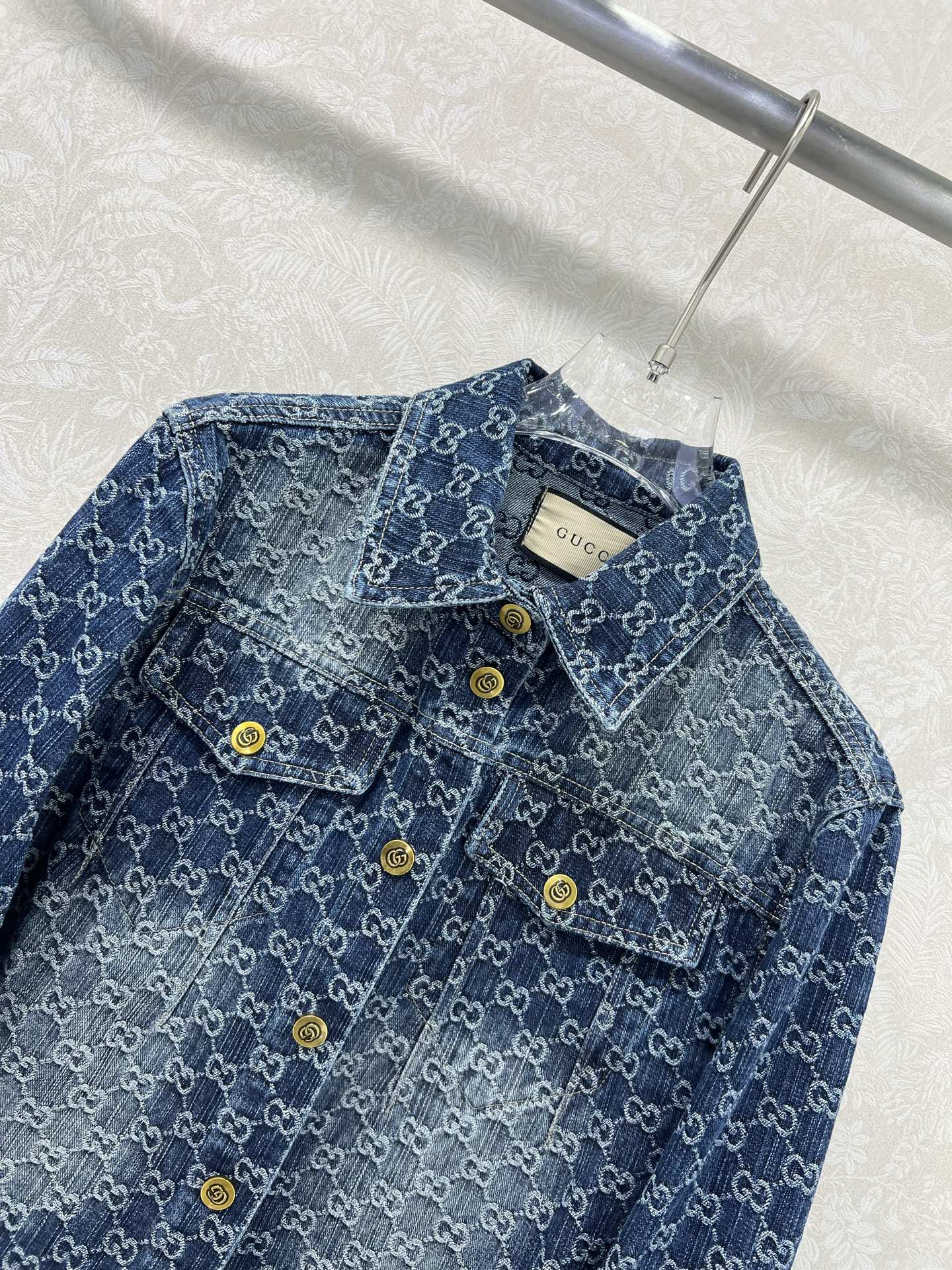  🔥🔥GUCC*25新款复古洗水牛仔外套！经典翻领微收腰版型小短款渐变色设计版型时髦又高级！原版开膜定制