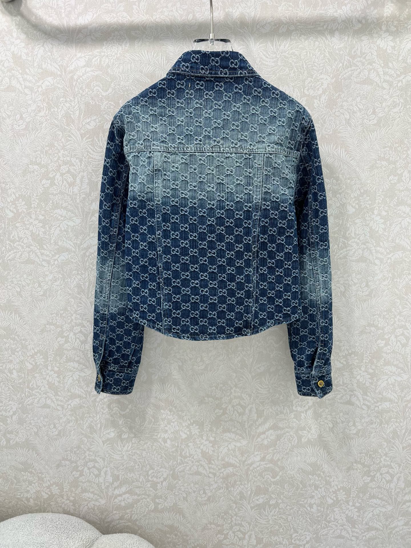  🔥🔥GUCC*25新款复古洗水牛仔外套！经典翻领微收腰版型小短款渐变色设计版型时髦又高级！原版开膜定制