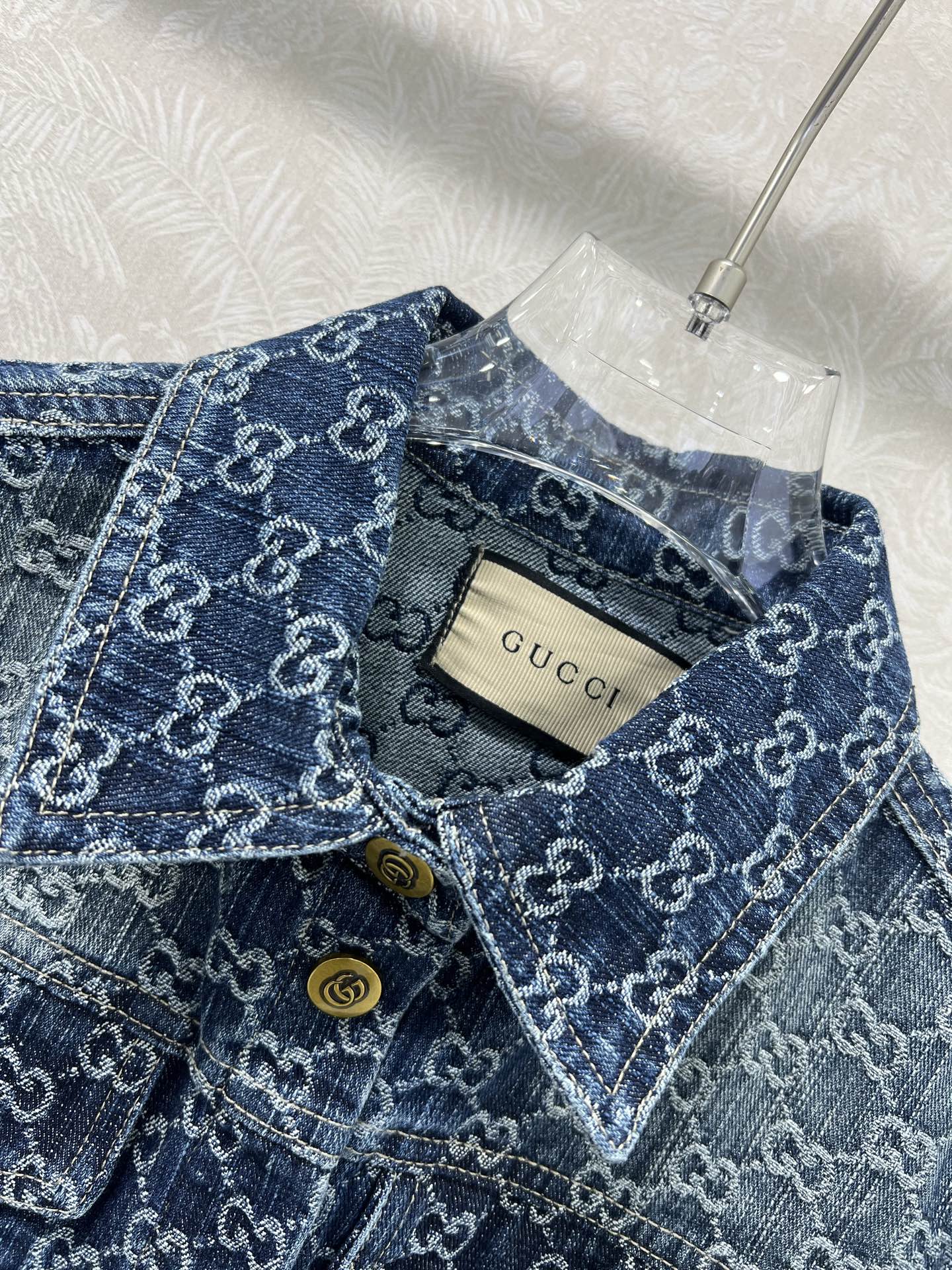  🔥🔥GUCC*25新款复古洗水牛仔外套！经典翻领微收腰版型小短款渐变色设计版型时髦又高级！原版开膜定制