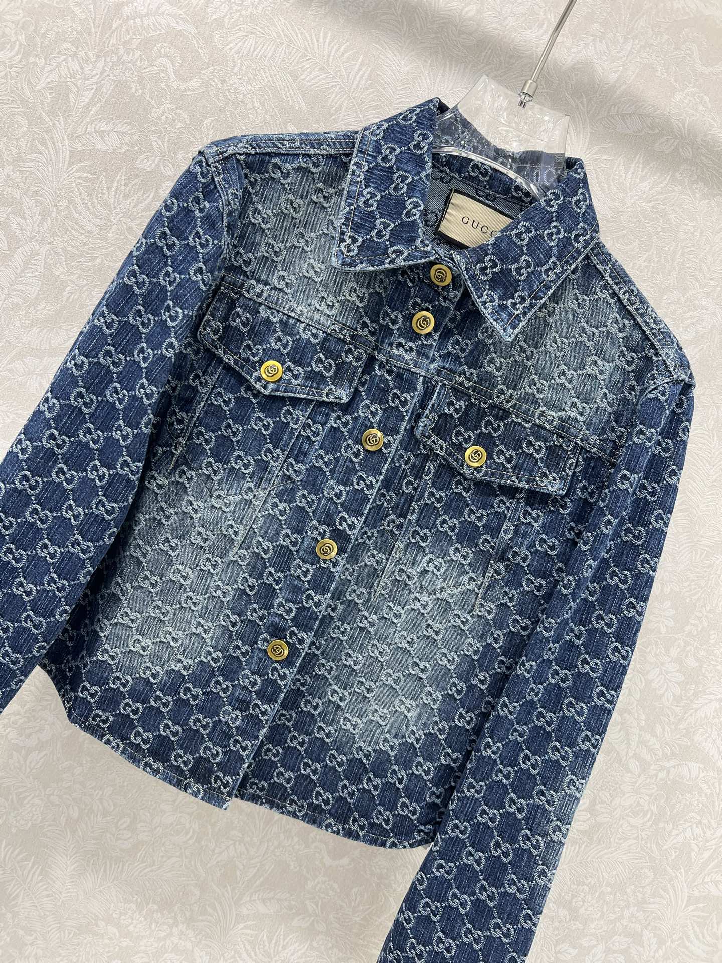  🔥🔥GUCC*25新款复古洗水牛仔外套！经典翻领微收腰版型小短款渐变色设计版型时髦又高级！原版开膜定制