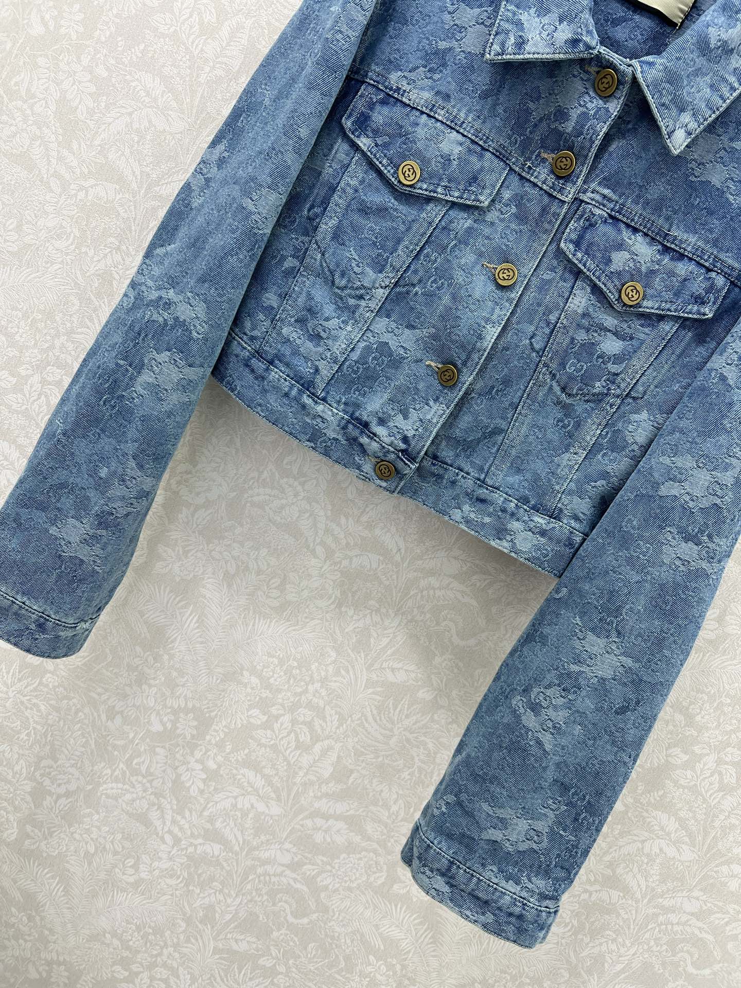 🔥🔥GUCC*25新款复古洗水晕染牛仔外套！经典翻领A版小短款渐变色设计版型时髦又高级！原版开膜定制双G