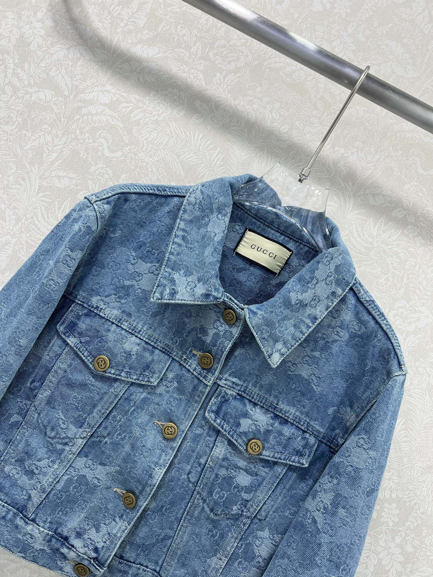 🔥🔥GUCC*25新款复古洗水晕染牛仔外套！经典翻领A版小短款渐变色设计版型时髦又高级！原版开膜定制双G