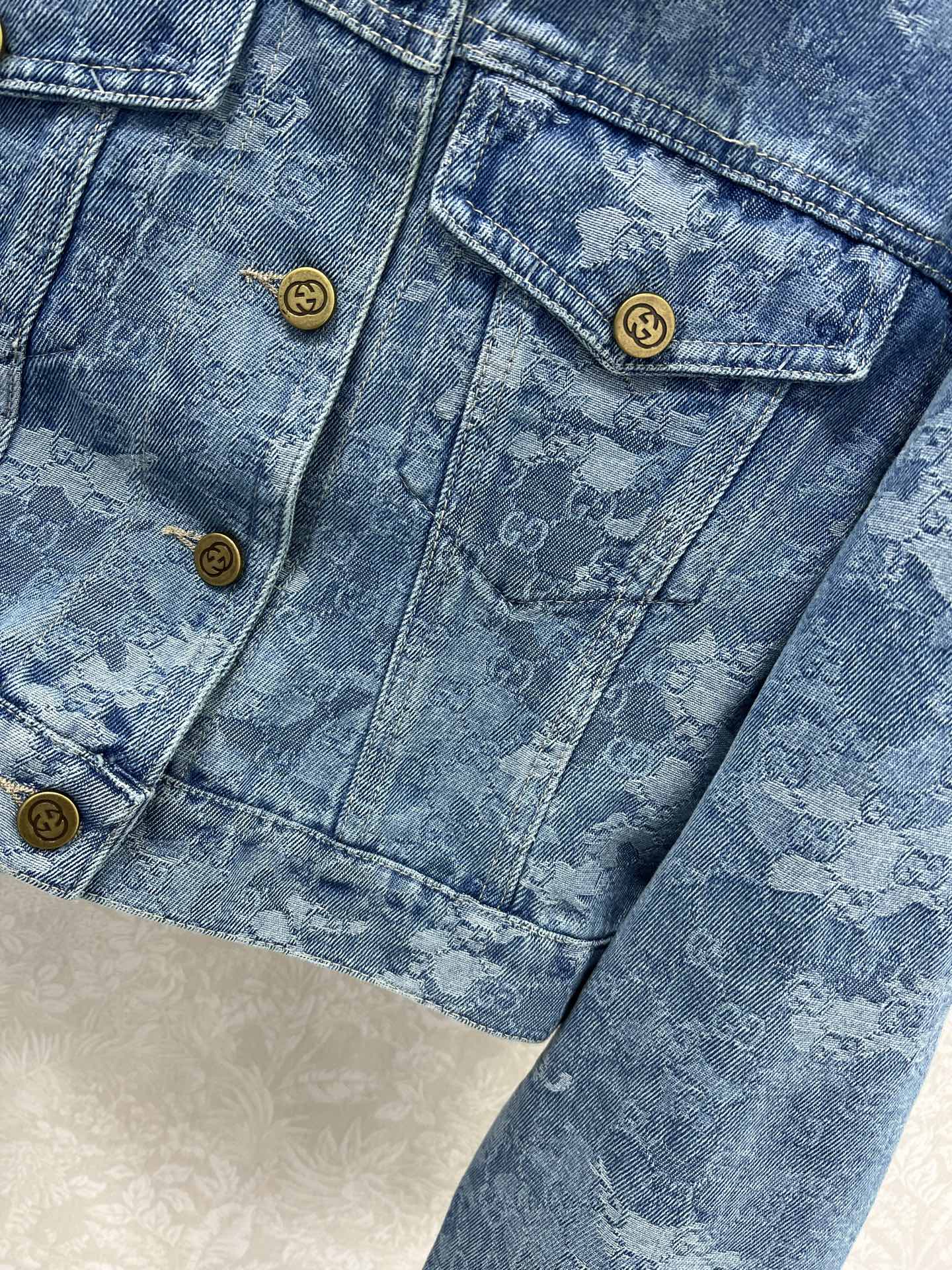 🔥🔥GUCC*25新款复古洗水晕染牛仔外套！经典翻领A版小短款渐变色设计版型时髦又高级！原版开膜定制双G