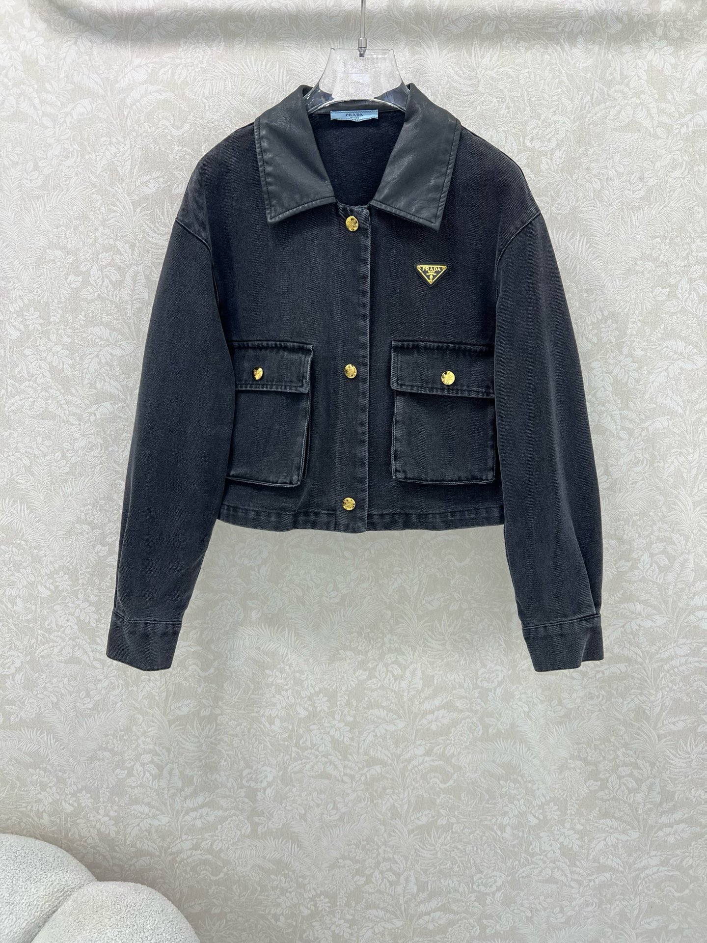 🔥🔥prad*25新款皮领翻领牛仔夹克外套 单排扣经典三角标装饰 极简中透着高级，轮廓感超级好 ，舒适与