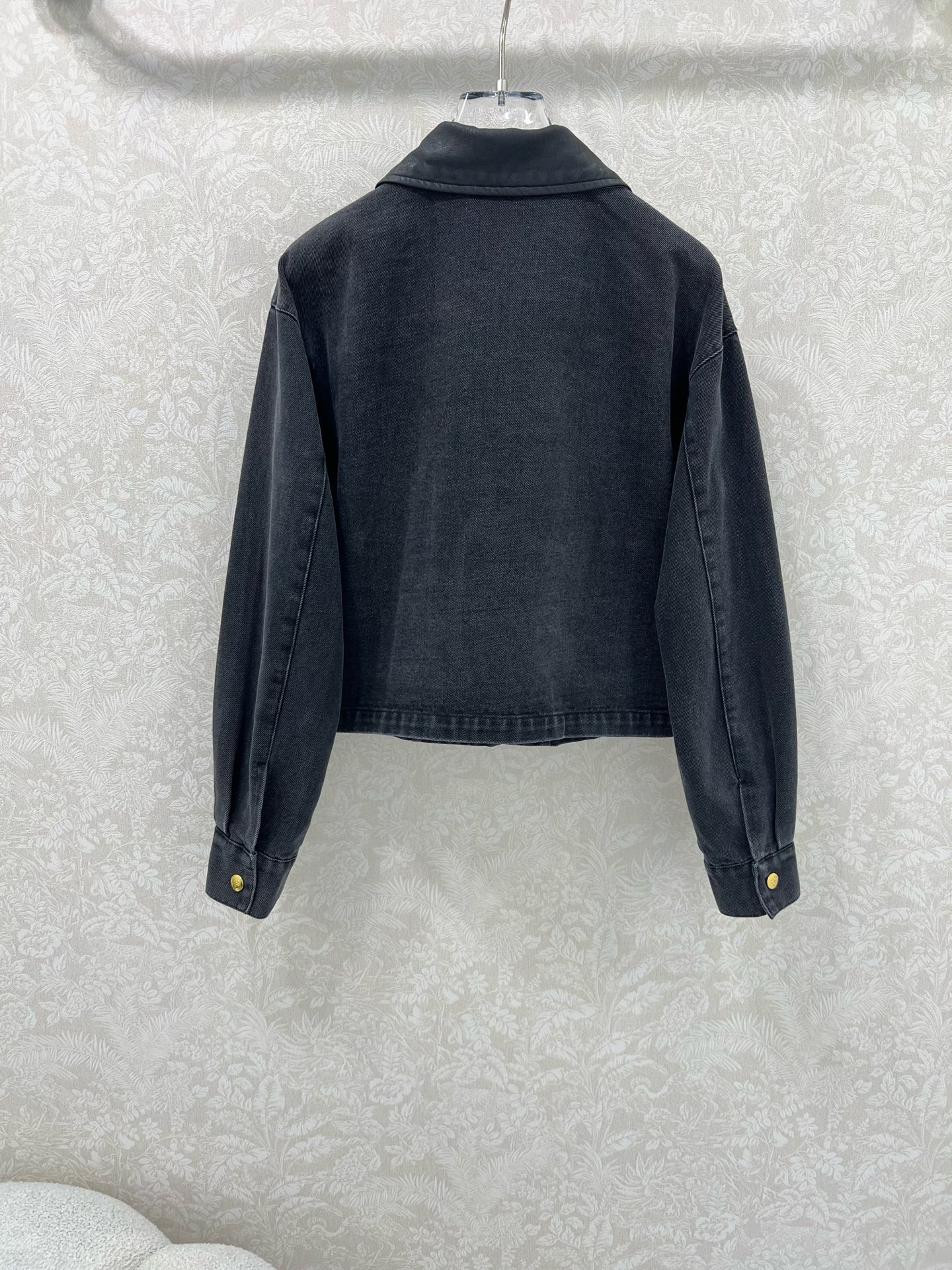 🔥🔥prad*25新款皮领翻领牛仔夹克外套 单排扣经典三角标装饰 极简中透着高级，轮廓感超级好 ，舒适与