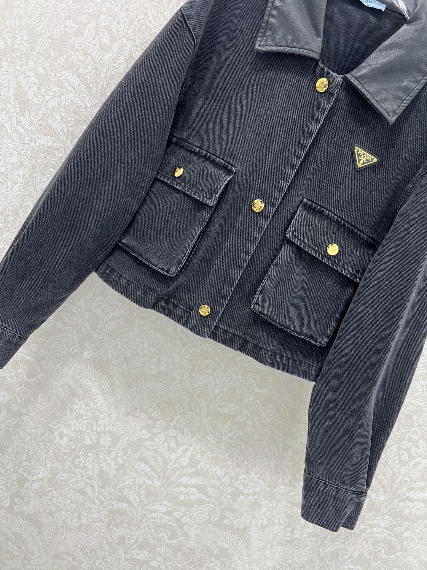 🔥🔥prad*25新款皮领翻领牛仔夹克外套 单排扣经典三角标装饰 极简中透着高级，轮廓感超级好 ，舒适与