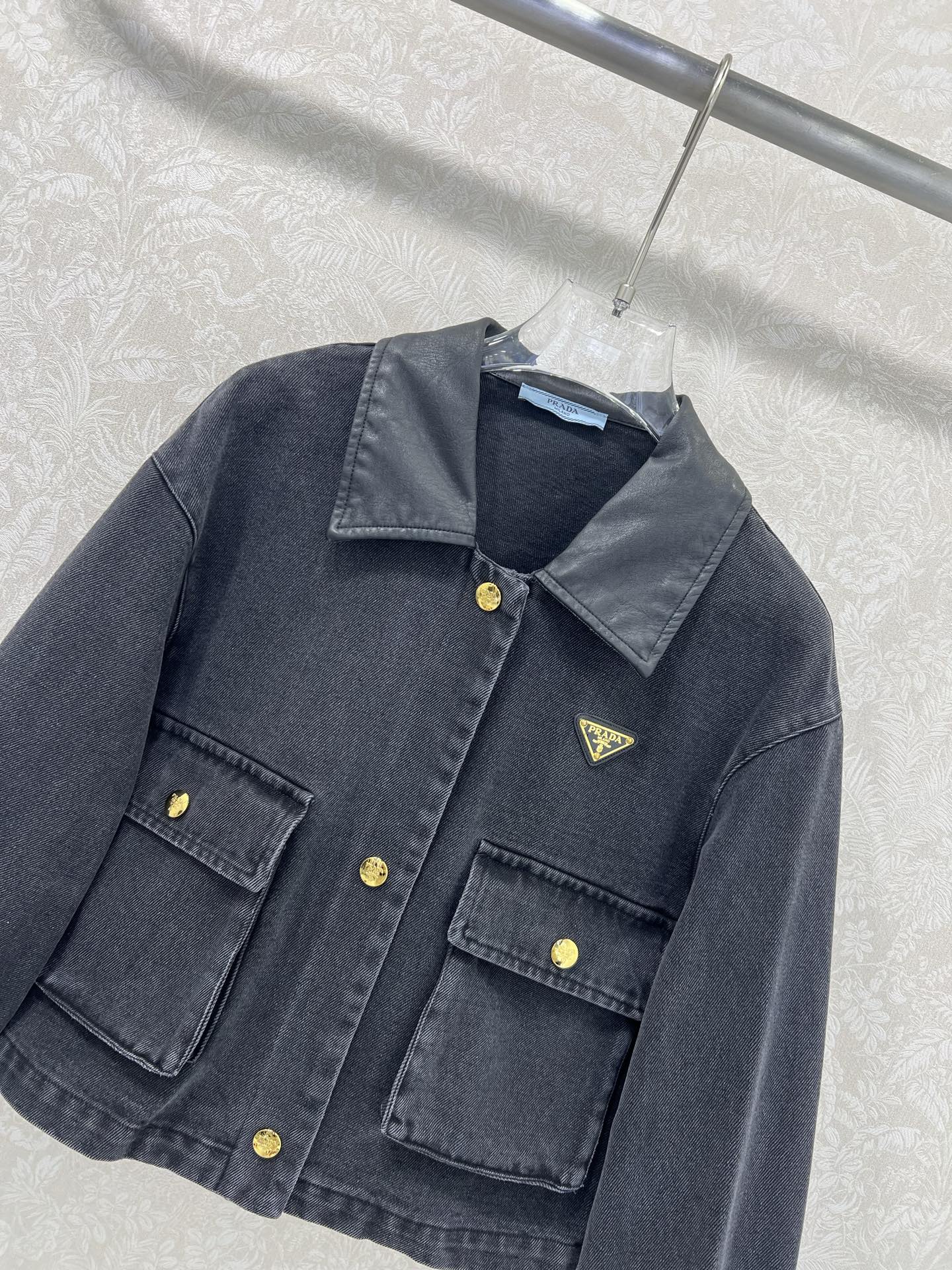 🔥🔥prad*25新款皮领翻领牛仔夹克外套 单排扣经典三角标装饰 极简中透着高级，轮廓感超级好 ，舒适与