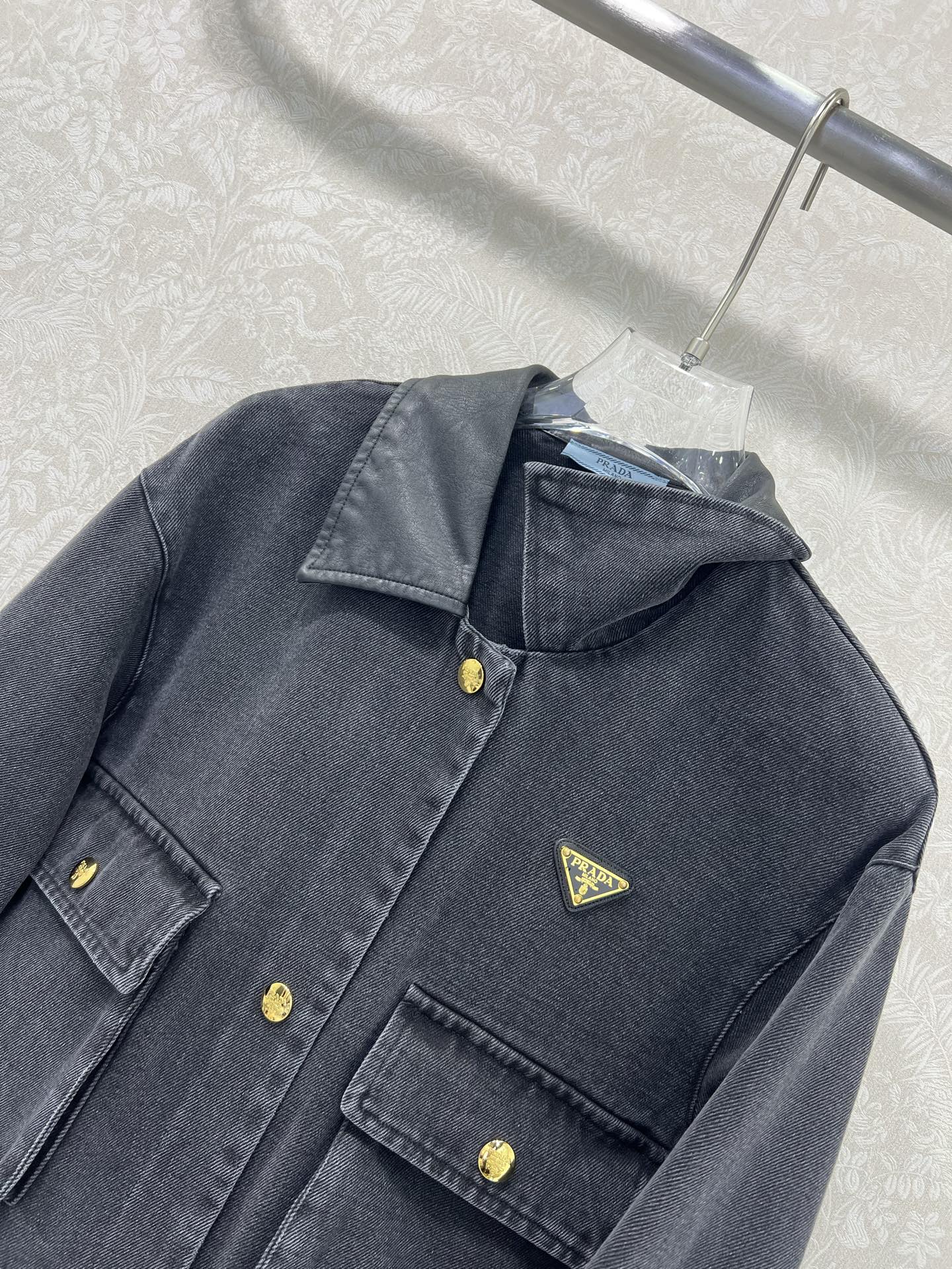 🔥🔥prad*25新款皮领翻领牛仔夹克外套 单排扣经典三角标装饰 极简中透着高级，轮廓感超级好 ，舒适与