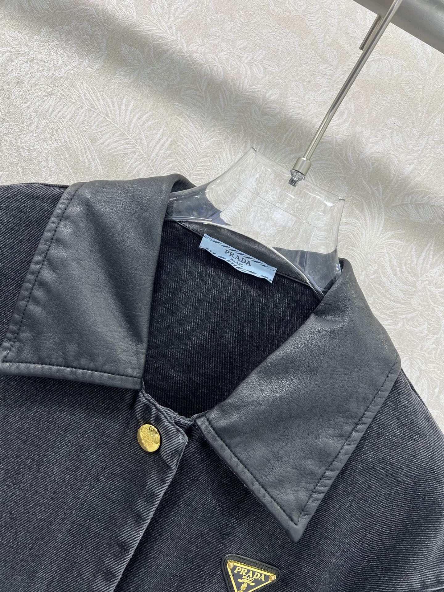🔥🔥prad*25新款皮领翻领牛仔夹克外套 单排扣经典三角标装饰 极简中透着高级，轮廓感超级好 ，舒适与