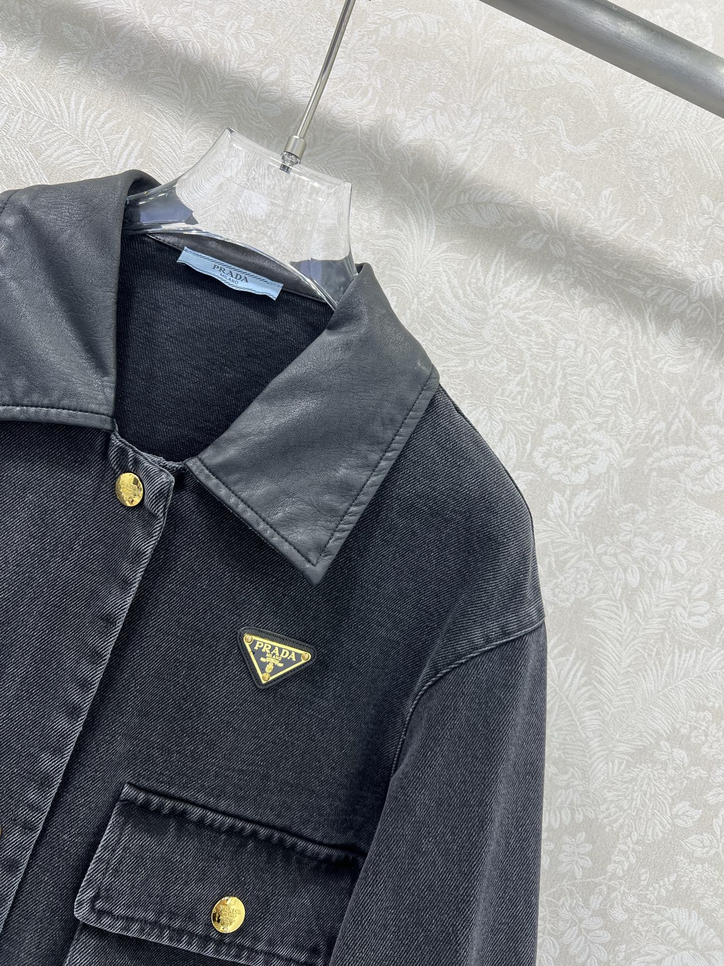 🔥🔥prad*25新款皮领翻领牛仔夹克外套 单排扣经典三角标装饰 极简中透着高级，轮廓感超级好 ，舒适与