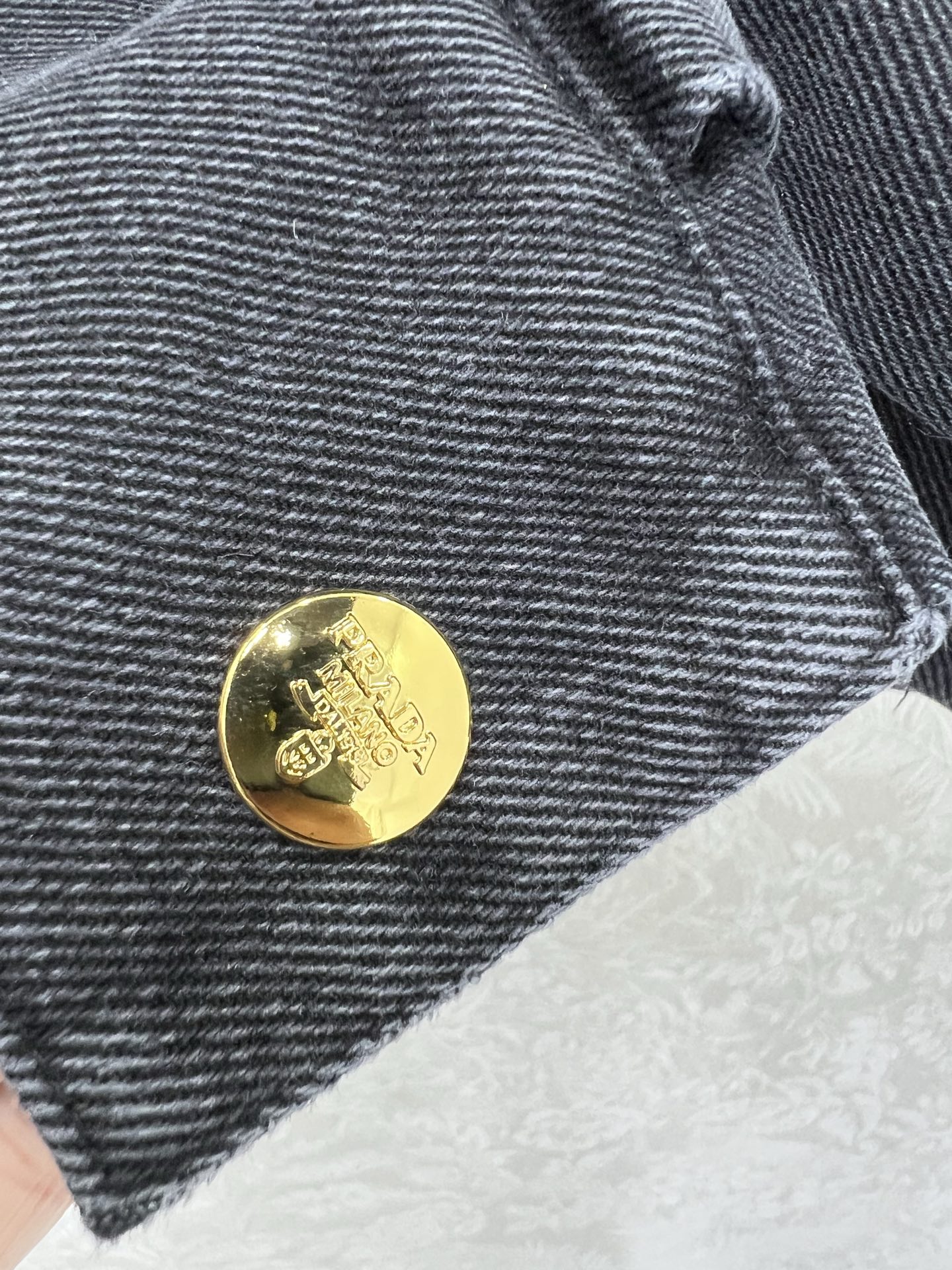 🔥🔥prad*25新款皮领翻领牛仔夹克外套 单排扣经典三角标装饰 极简中透着高级，轮廓感超级好 ，舒适与