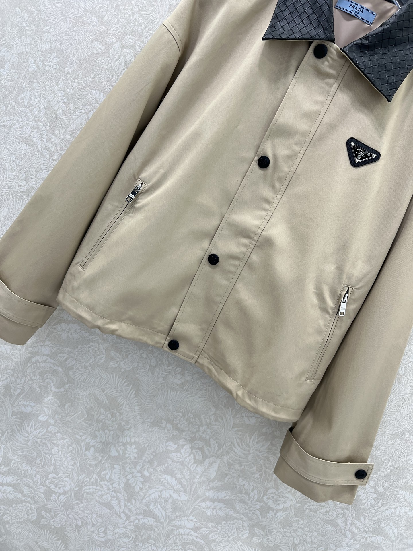 🔥🔥prad*25新款编织皮领翻领夹克外套 单排扣经典三角标装饰 下摆抽绳极简中透着高级，轮廓感超级好 