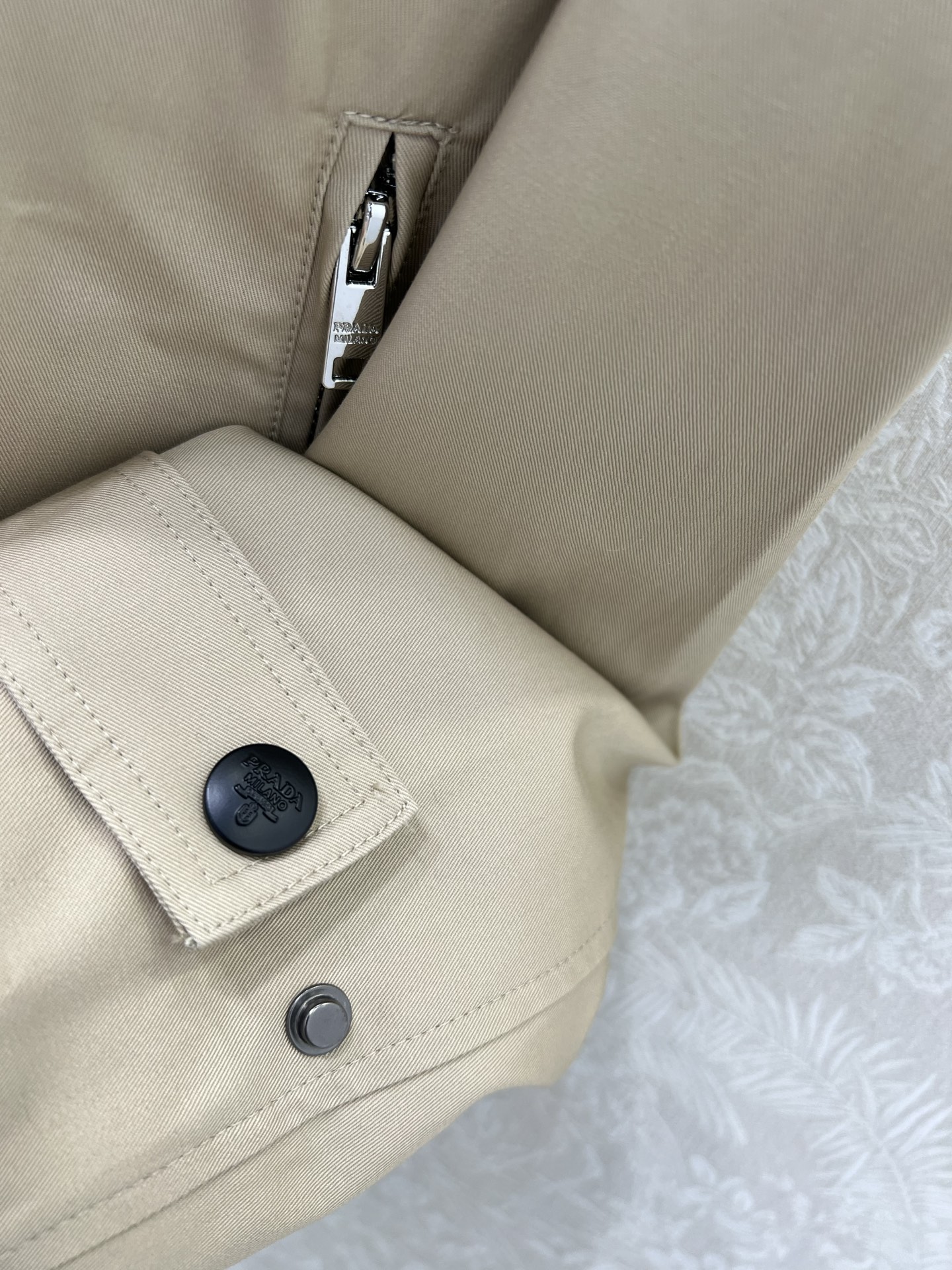 🔥🔥prad*25新款编织皮领翻领夹克外套 单排扣经典三角标装饰 下摆抽绳极简中透着高级，轮廓感超级好 