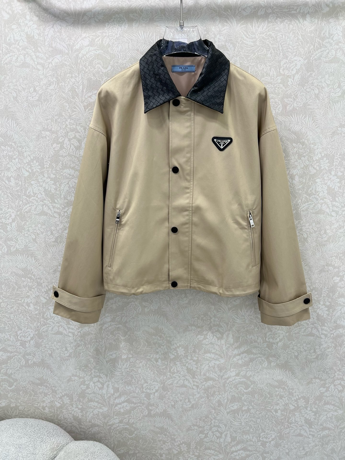 🔥🔥prad*25新款编织皮领翻领夹克外套 单排扣经典三角标装饰 下摆抽绳极简中透着高级，轮廓感超级好 