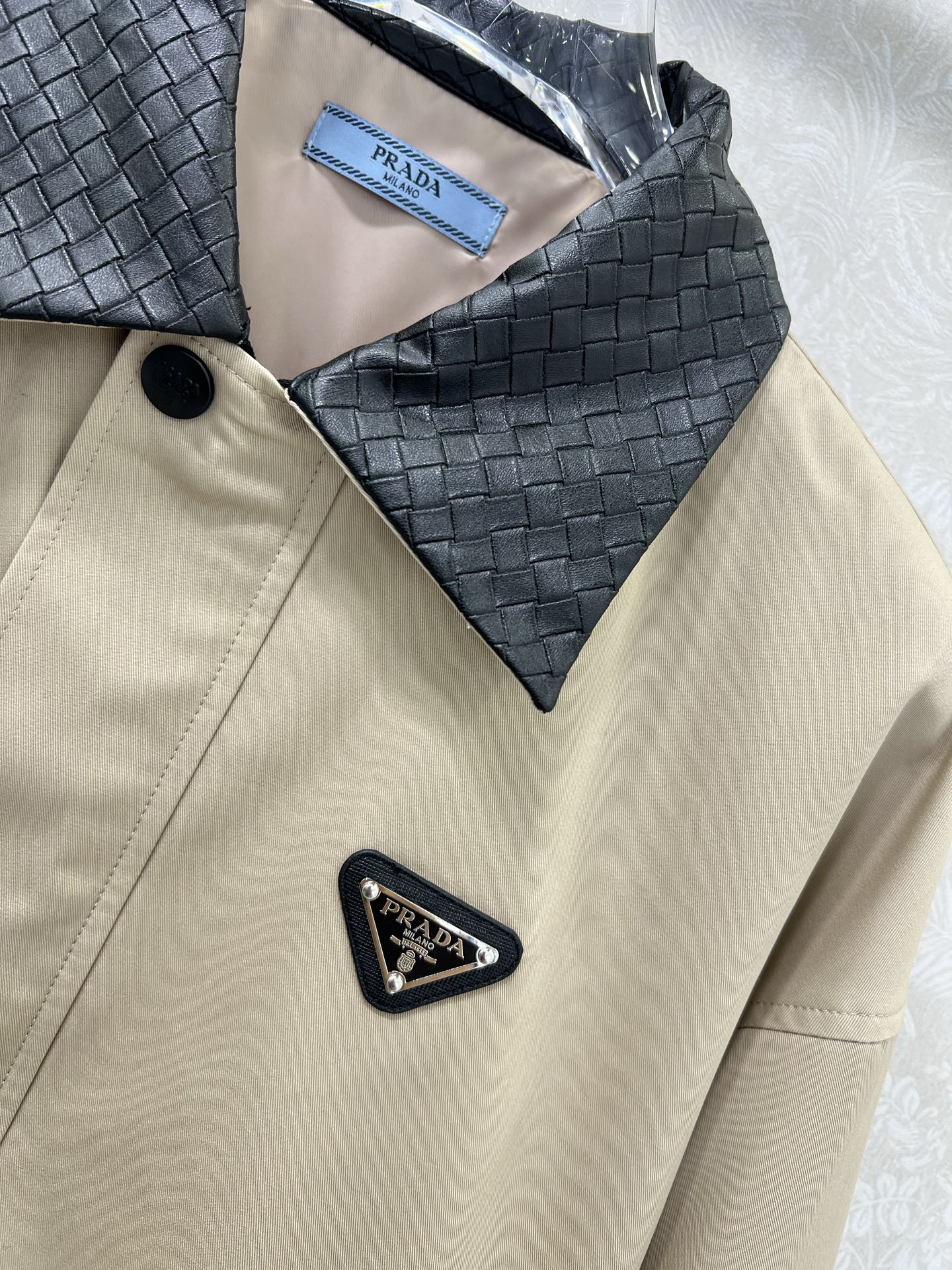 🔥🔥prad*25新款编织皮领翻领夹克外套 单排扣经典三角标装饰 下摆抽绳极简中透着高级，轮廓感超级好 