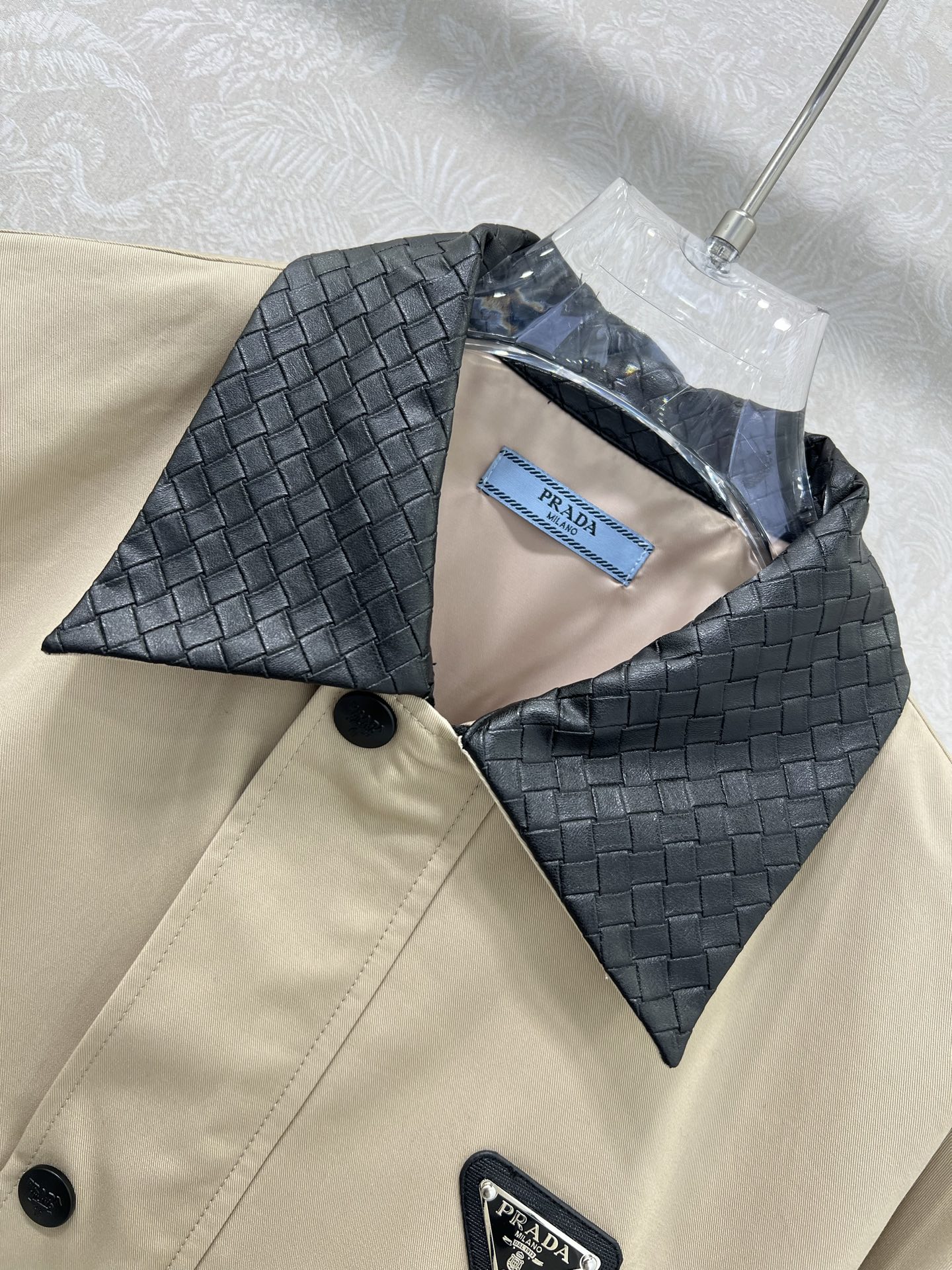 🔥🔥prad*25新款编织皮领翻领夹克外套 单排扣经典三角标装饰 下摆抽绳极简中透着高级，轮廓感超级好 