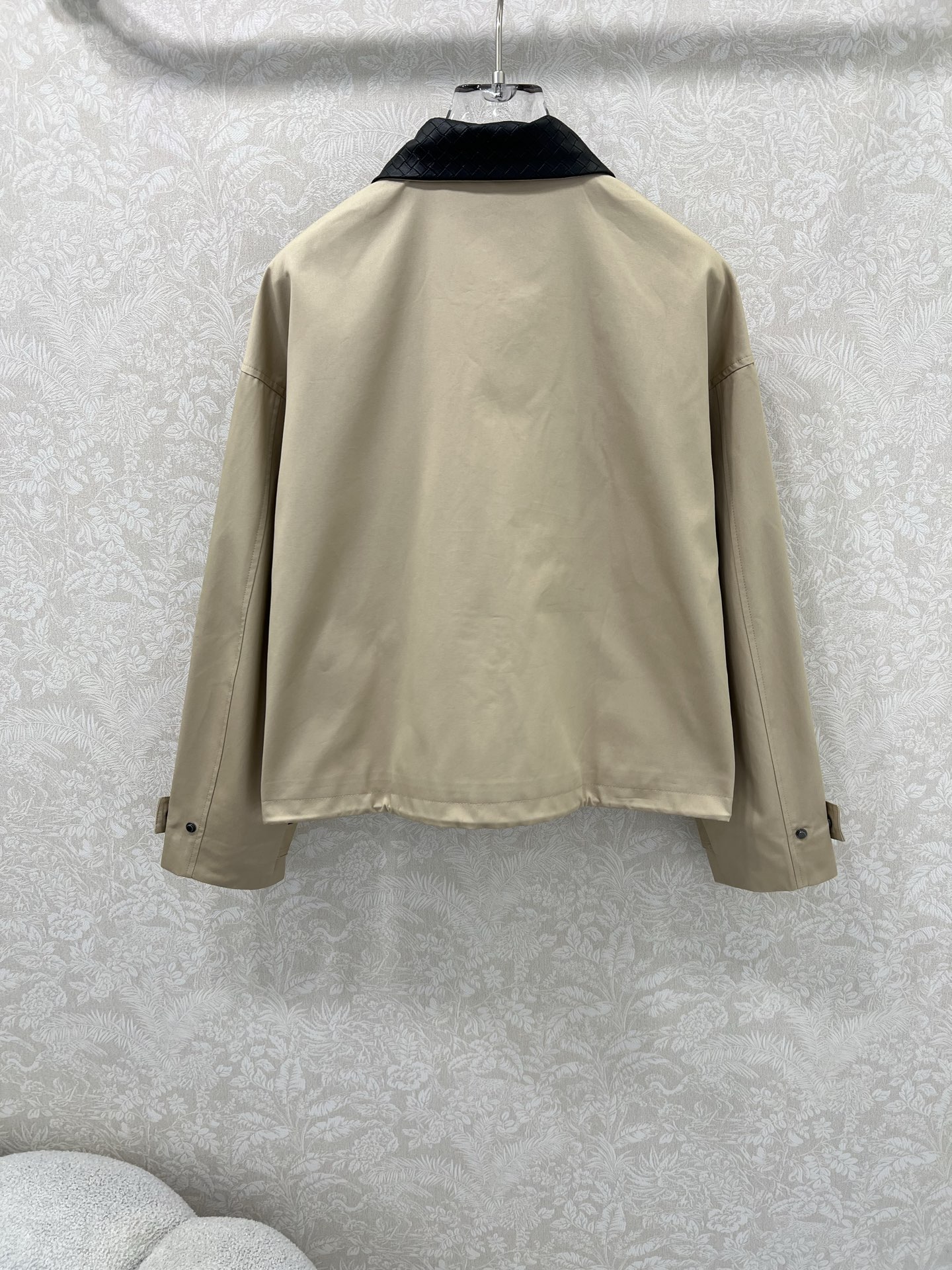 🔥🔥prad*25新款编织皮领翻领夹克外套 单排扣经典三角标装饰 下摆抽绳极简中透着高级，轮廓感超级好 