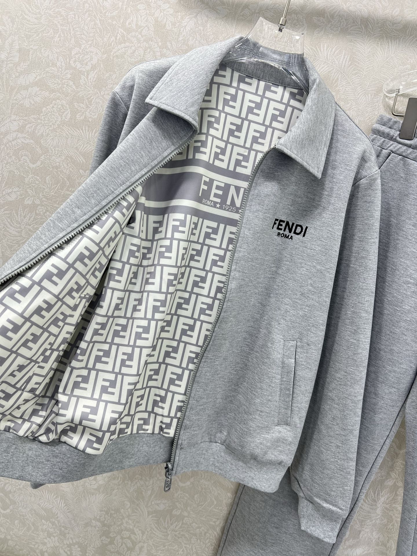 🔥🔥 FEND*25新款套装 双面连帽拉链外套➕直筒长裤的组合  定制拉链头 内里双F老花印花 外套双面