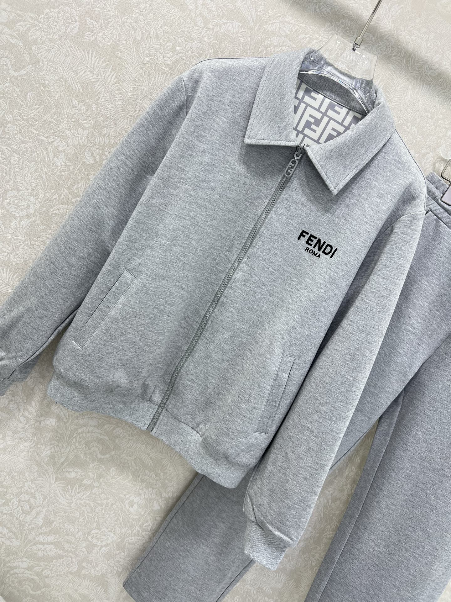 🔥🔥 FEND*25新款套装 双面连帽拉链外套➕直筒长裤的组合  定制拉链头 内里双F老花印花 外套双面