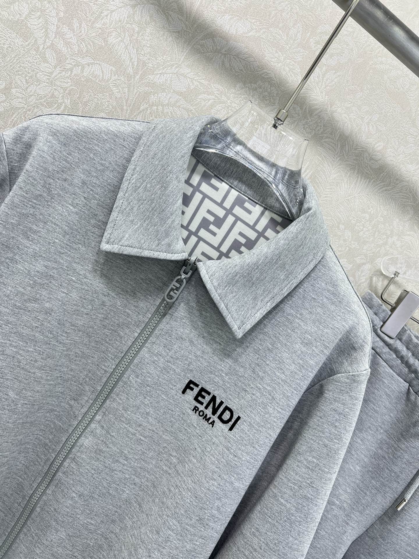 🔥🔥 FEND*25新款套装 双面连帽拉链外套➕直筒长裤的组合  定制拉链头 内里双F老花印花 外套双面